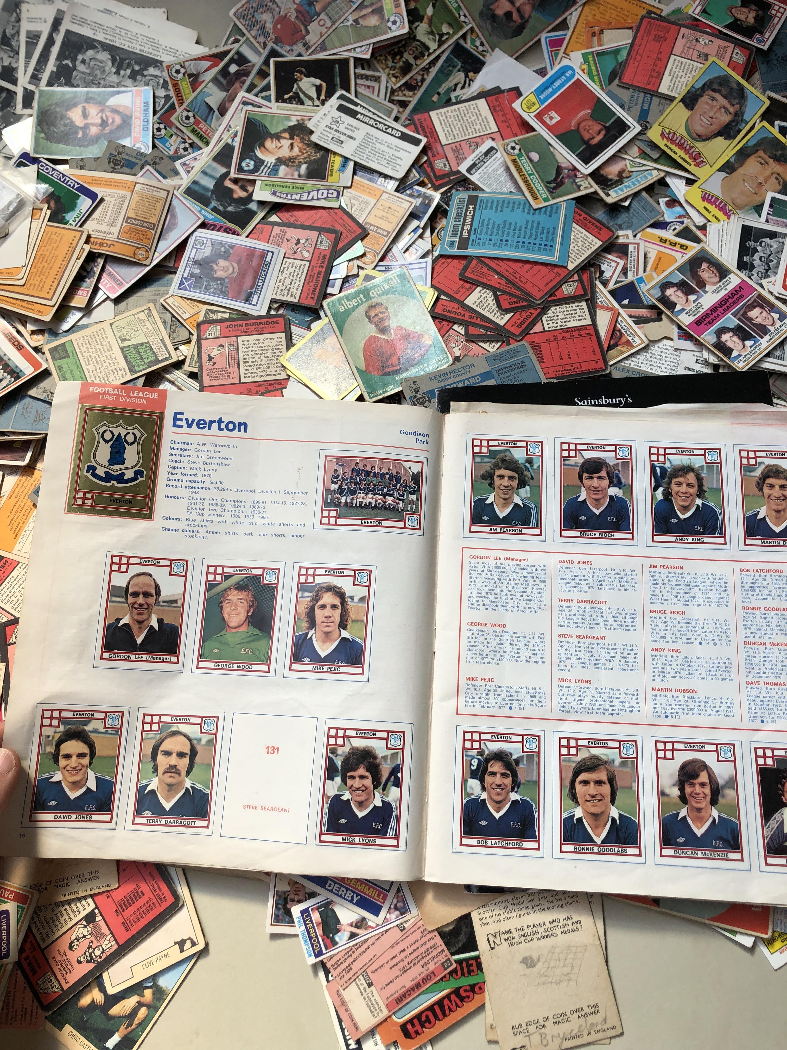 A suitcase containing collectors cards (mainly football) - Bild 25 aus 33