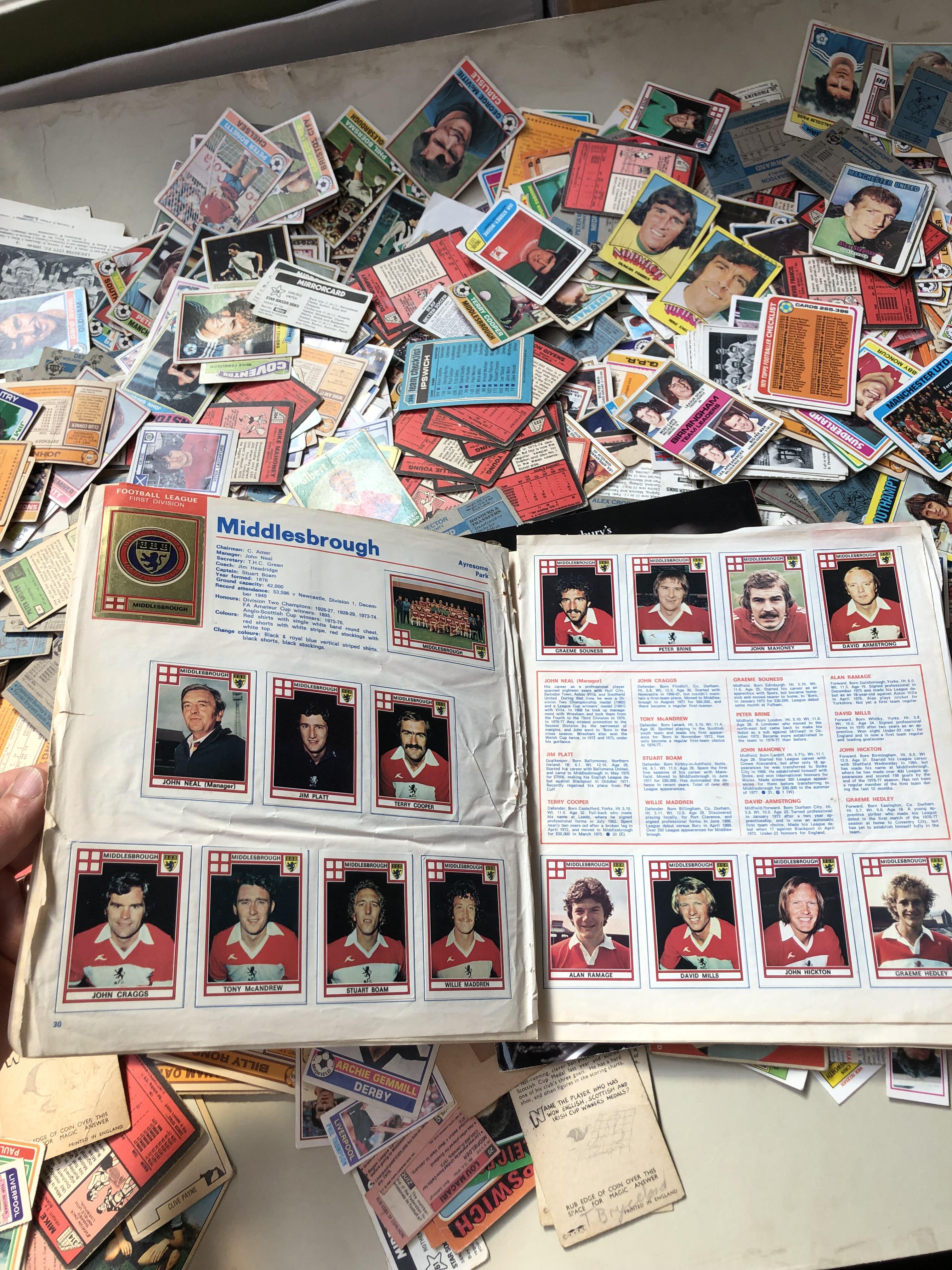 A suitcase containing collectors cards (mainly football) - Bild 22 aus 33