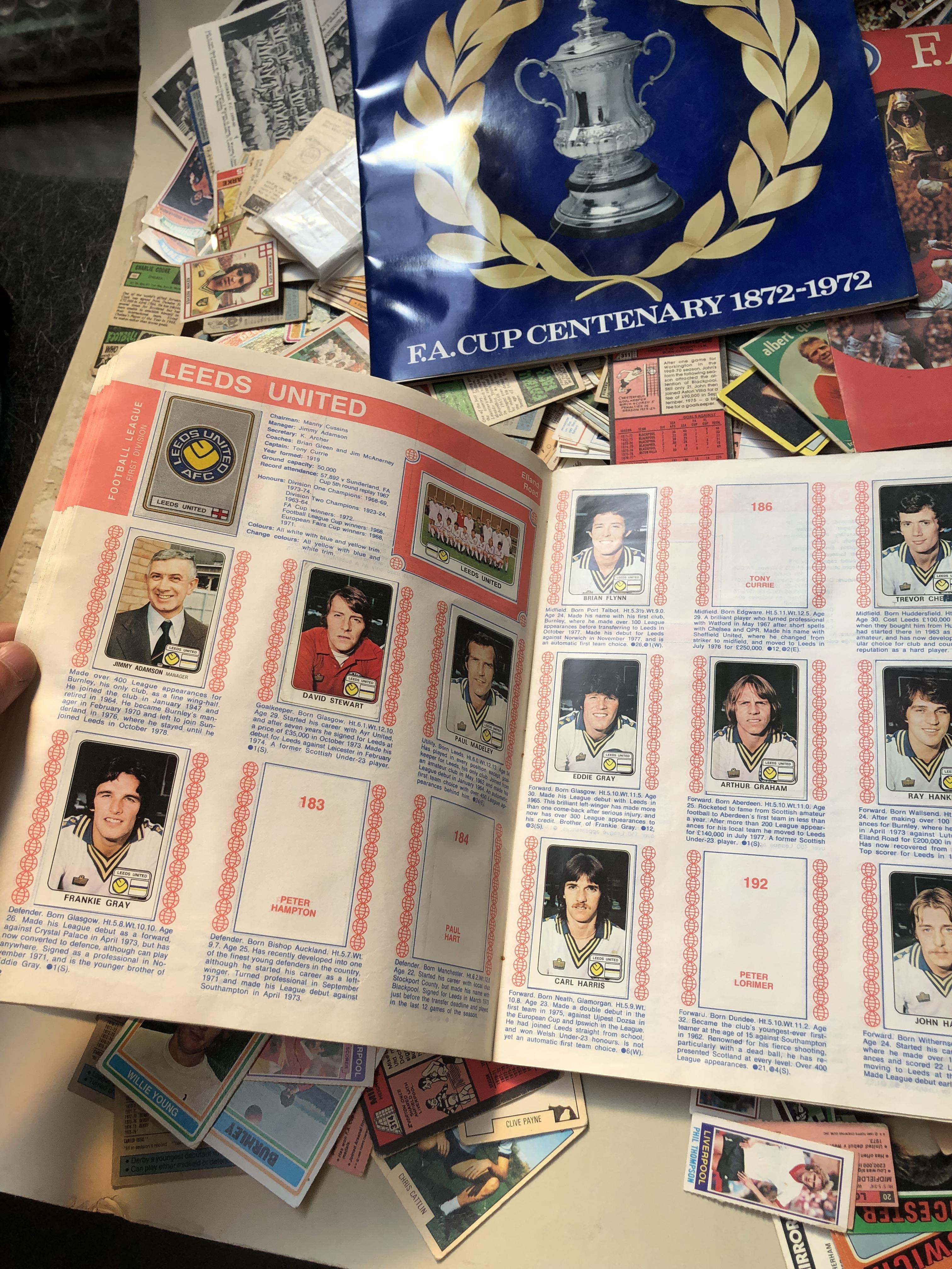A suitcase containing collectors cards (mainly football) - Bild 14 aus 33