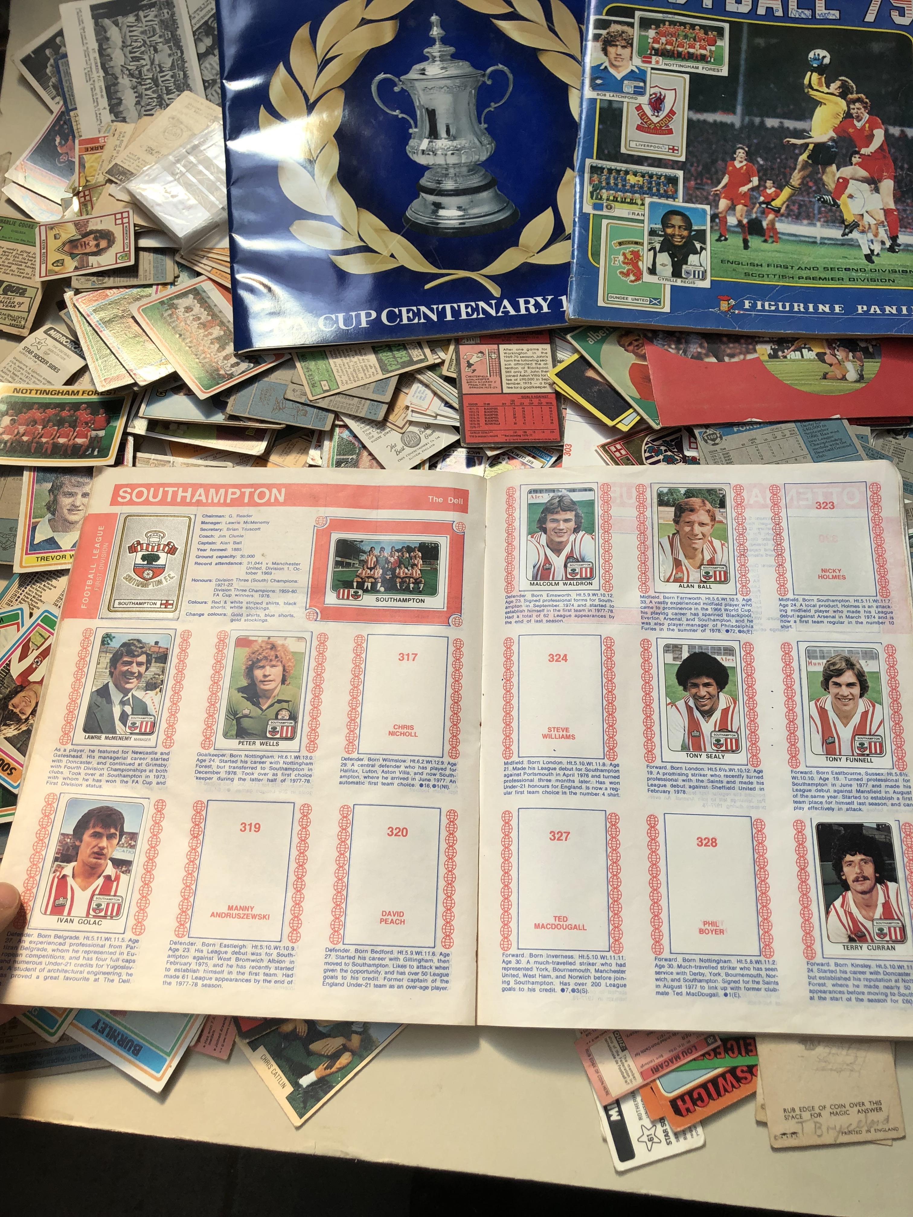 A suitcase containing collectors cards (mainly football) - Bild 20 aus 33