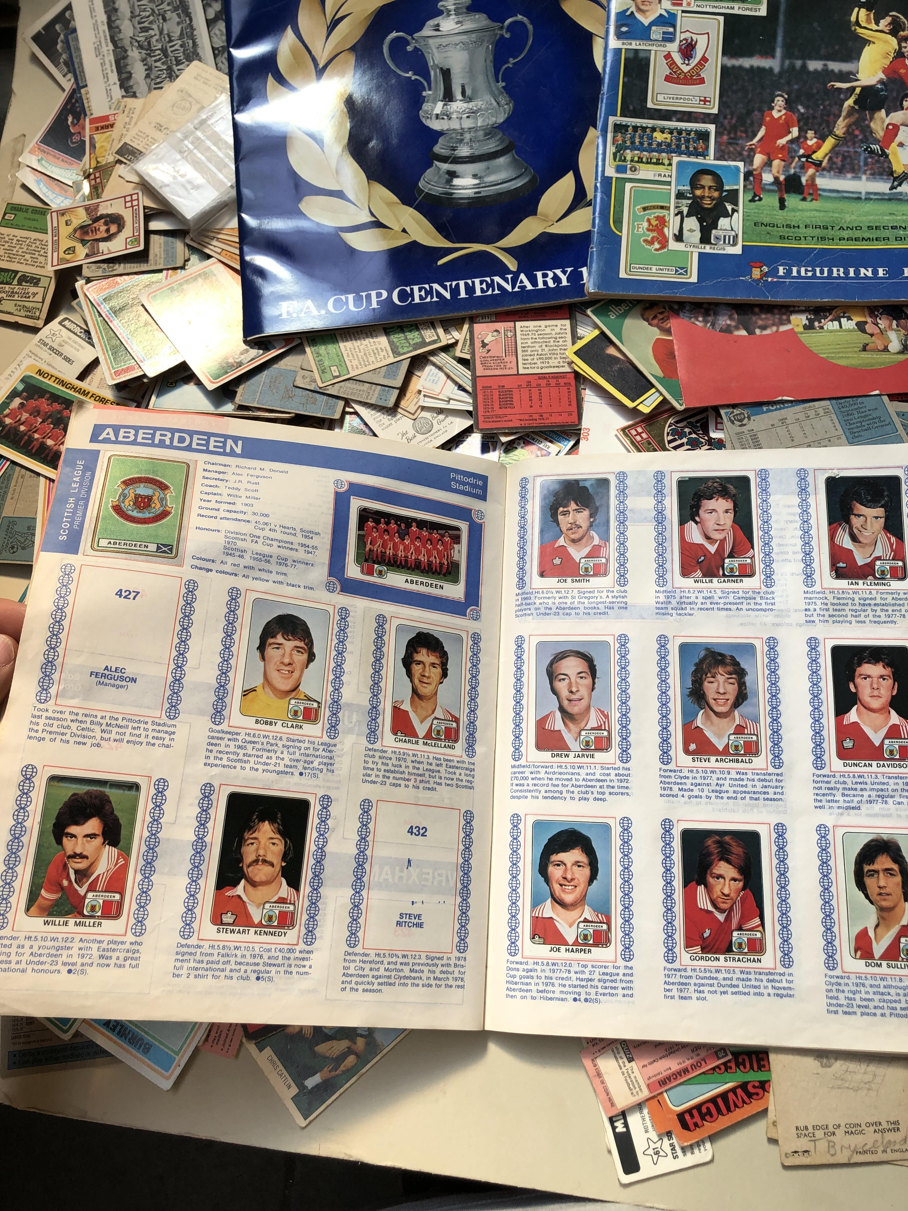 A suitcase containing collectors cards (mainly football) - Bild 19 aus 33