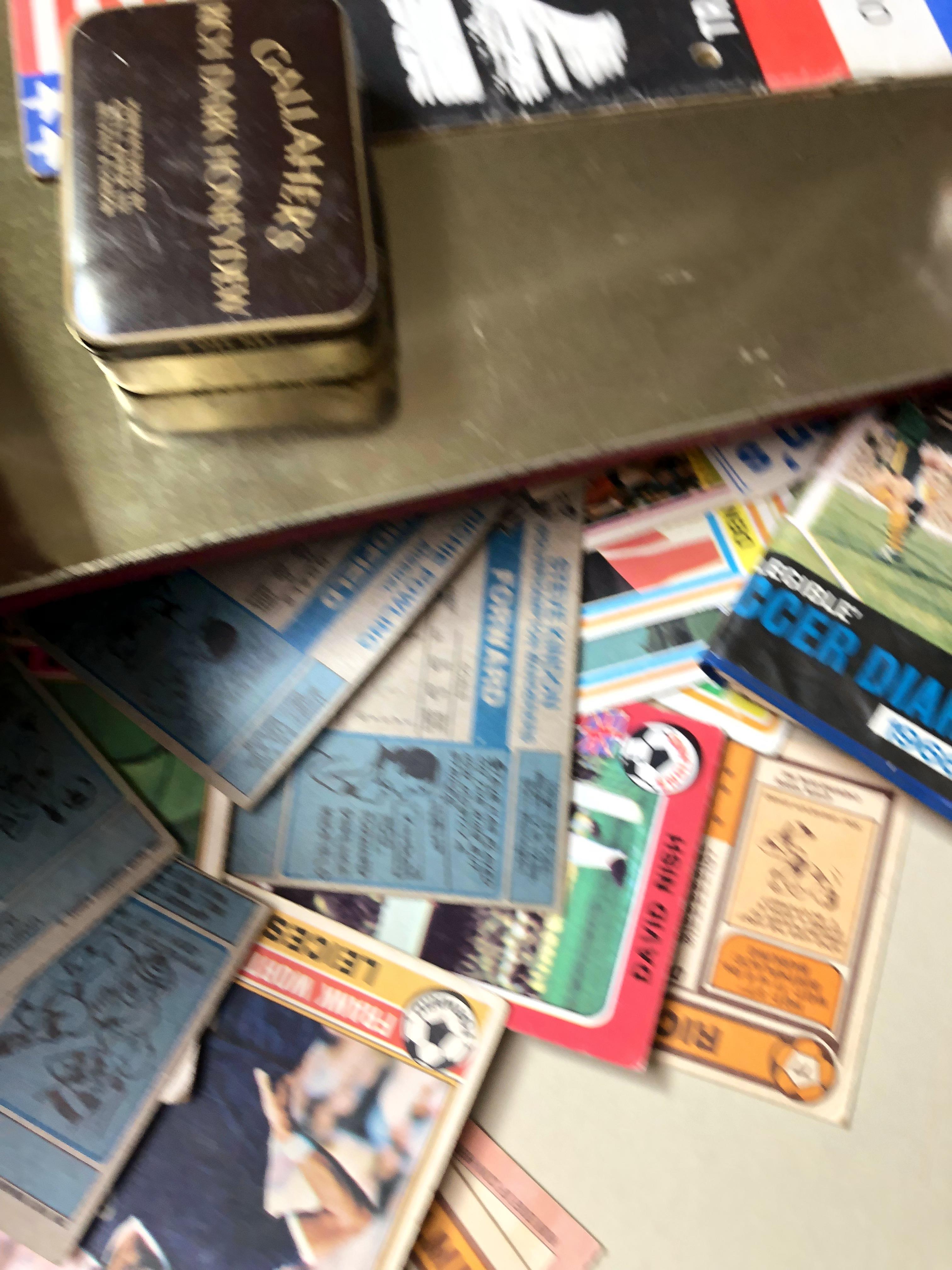 A suitcase containing collectors cards (mainly football) - Bild 31 aus 33