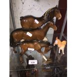 3 Beswick horses and a Beswick golden retriever