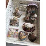 A small tub containing 5 Leonardo Collection figures, 2 others, and a Country Artists figure Sparrow