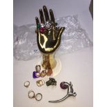 A quantity of costume jewellery.