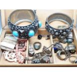 A box of assorted yewllow metal jewellery etc.