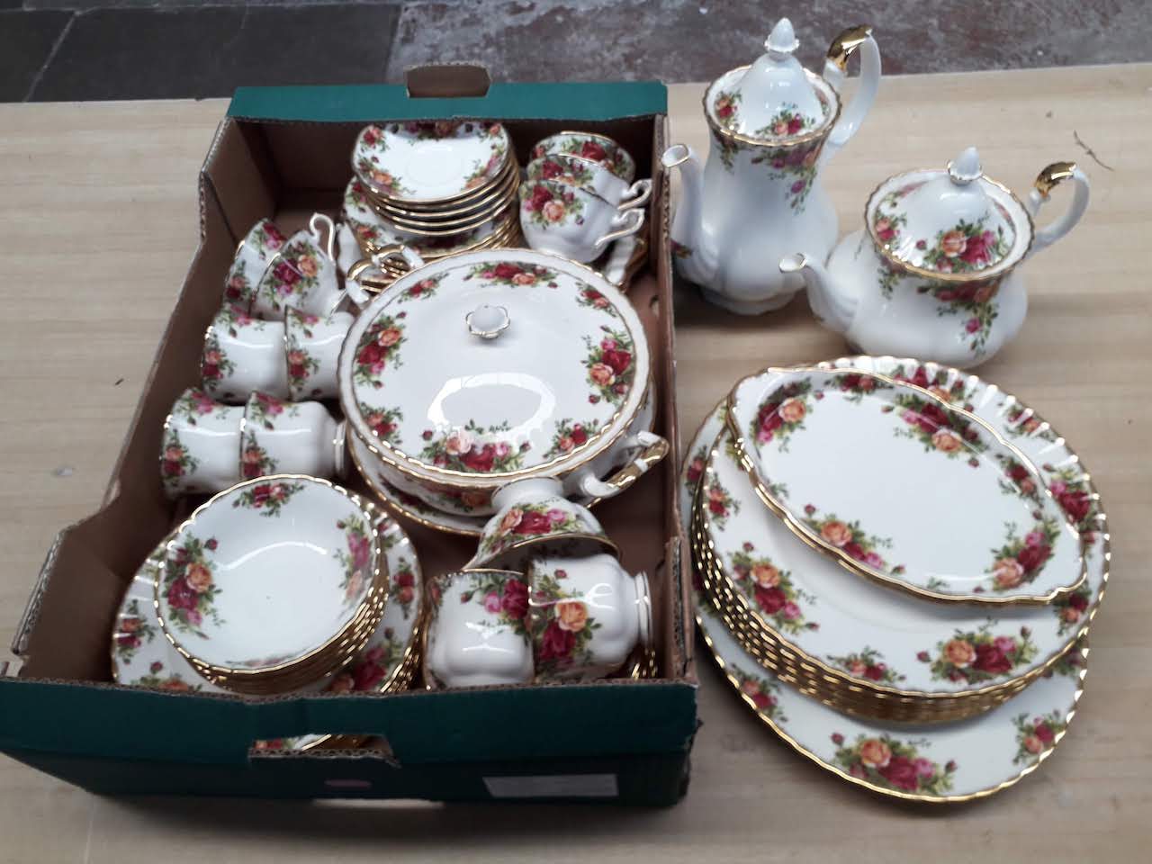 Royal Albert Old Country Roses, approx. 58 pieces.