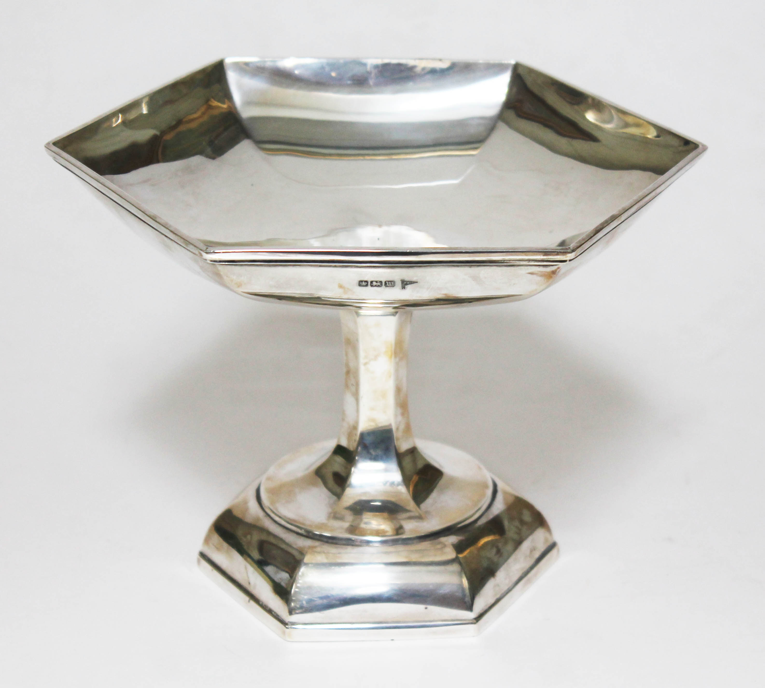 An Edwardian VII silver pedestal dish, Walker & Hall, Sheffield 1904, height 16cm, wt. 17oz.