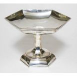 An Edwardian VII silver pedestal dish, Walker & Hall, Sheffield 1904, height 16cm, wt. 17oz.