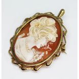 A hallmarked 9ct gold mounted shell cameo pendant brooch, length 45mm, gross wt. 7.77g.