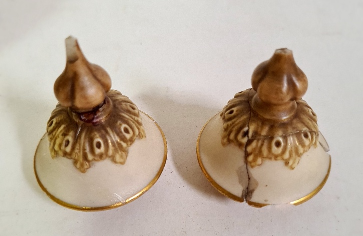 A pair of Royal Worcester blush ivory lidded vases. - Bild 4 aus 6