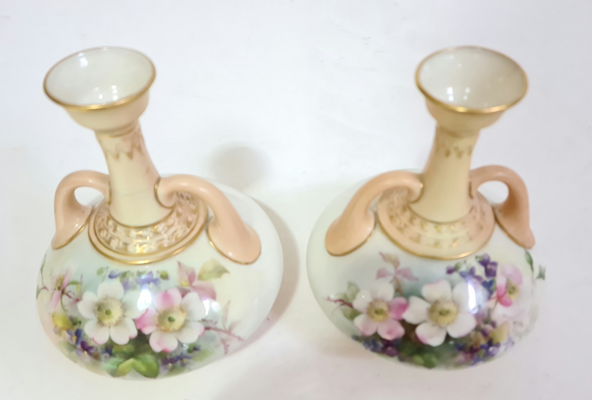 A box containing various items of Royal Worcester icluding a pair of blush ivory vases and two jugs, - Bild 2 aus 7