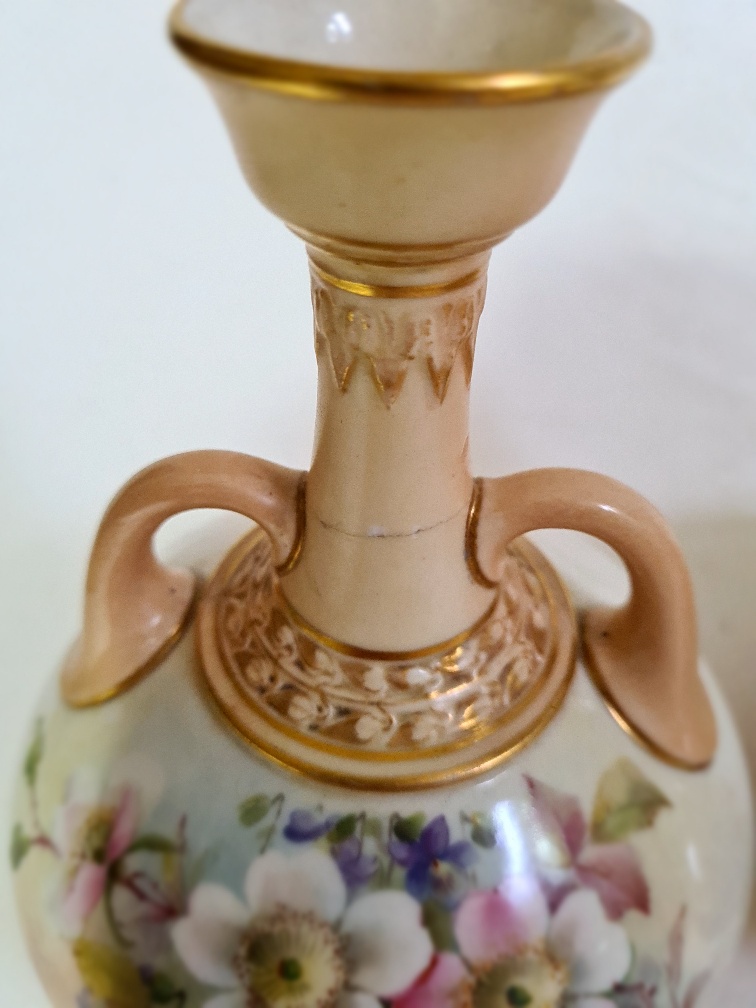 A box containing various items of Royal Worcester icluding a pair of blush ivory vases and two jugs, - Bild 7 aus 7