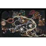 Assorted costume jewellery.