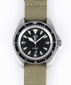 A GENTLEMAN'S STAINLESS STEEL BRITISH MILITARY ISSUED CWC QUARTZ ROYAL NAVY DIVERS WRIST WATCH DATED