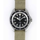 A GENTLEMAN'S STAINLESS STEEL BRITISH MILITARY ISSUED CWC QUARTZ ROYAL NAVY DIVERS WRIST WATCH DATED