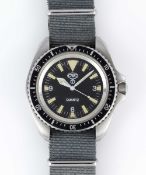 A GENTLEMAN'S STAINLESS STEEL BRITISH MILITARY ISSUED CWC QUARTZ ROYAL NAVY DIVERS WRIST WATCH DATED