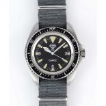 A GENTLEMAN'S STAINLESS STEEL BRITISH MILITARY ISSUED CWC QUARTZ ROYAL NAVY DIVERS WRIST WATCH DATED