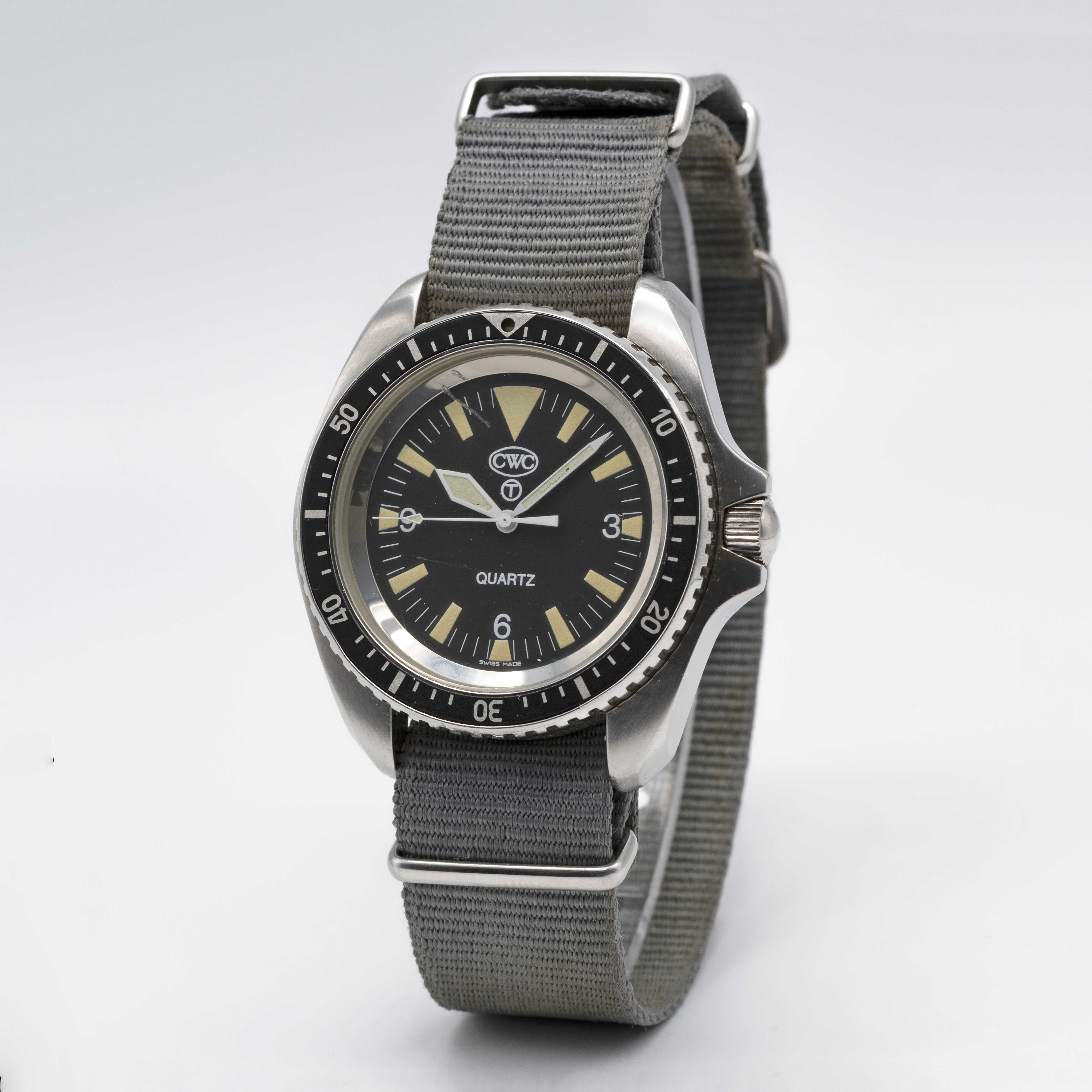 A GENTLEMAN'S STAINLESS STEEL BRITISH MILITARY ISSUED CWC QUARTZ ROYAL NAVY DIVERS WRIST WATCH DATED - Image 3 of 8
