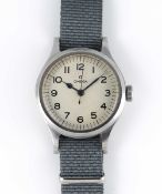 A GENTLEMAN'S STAINLESS STEEL BRITISH MILITARY OMEGA RAF PILOTS WRIST WATCH DATED 1956, WITH WHITE