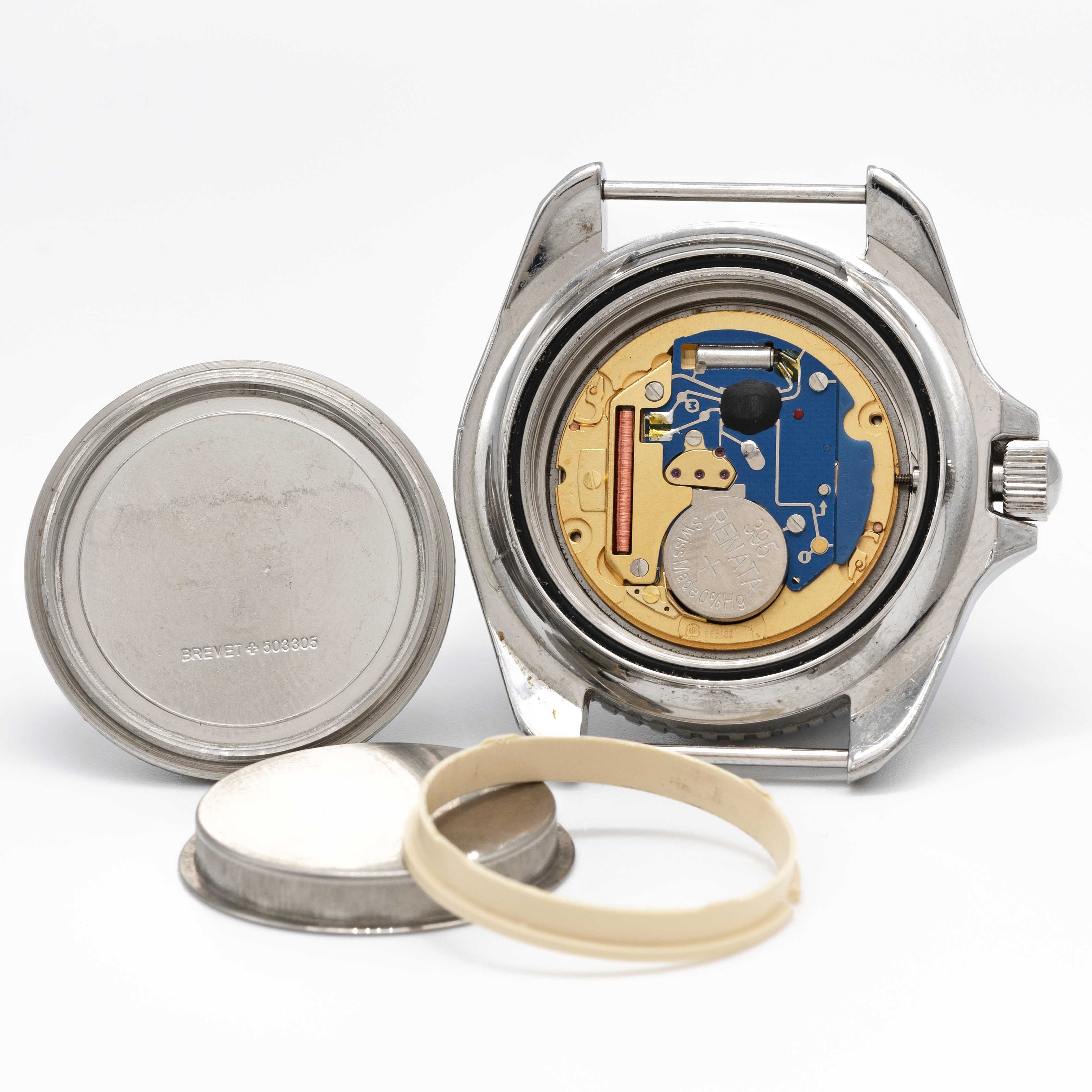 A GENTLEMAN'S STAINLESS STEEL BRITISH MILITARY ISSUED CWC QUARTZ ROYAL NAVY DIVERS WRIST WATCH DATED - Image 6 of 8