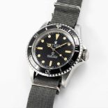 A RARE GENTLEMAN'S STAINLESS STEEL BRITISH MILITARY ROLEX OYSTER PERPETUAL SUBMARINER WRIST WATCH