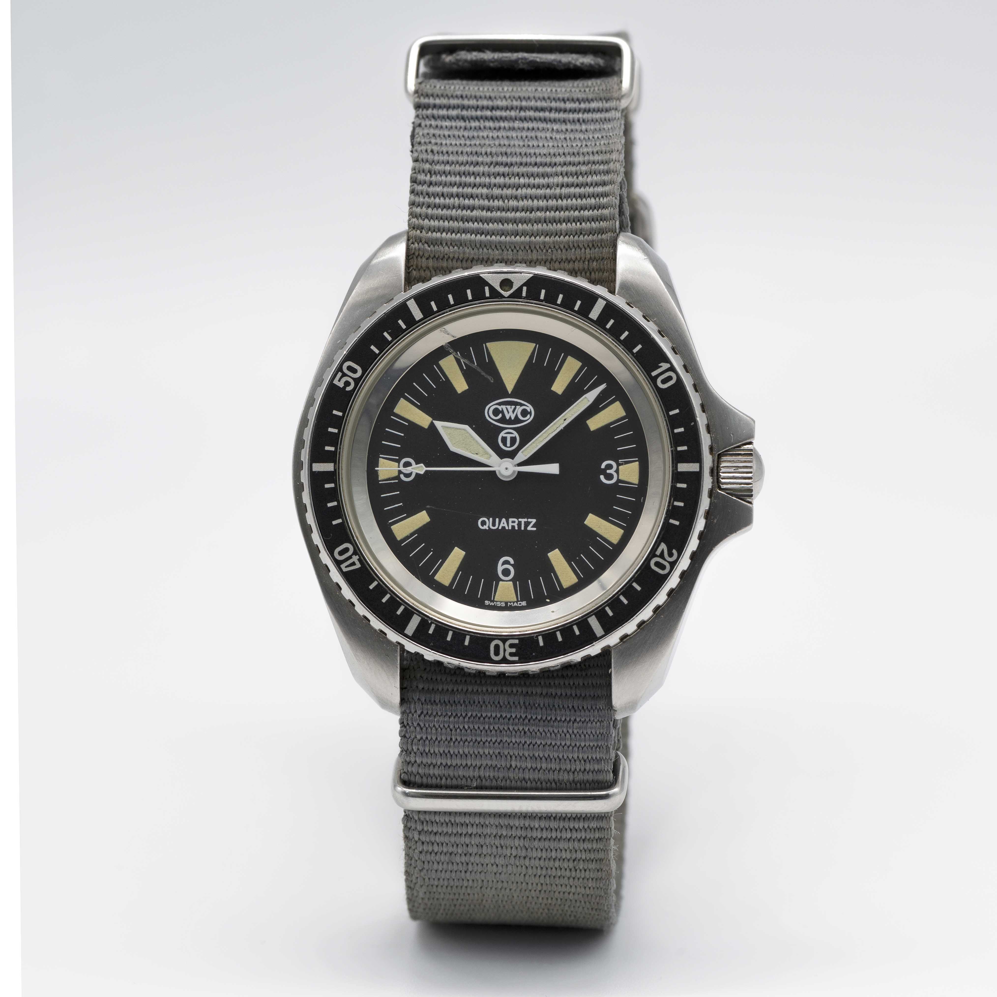 A GENTLEMAN'S STAINLESS STEEL BRITISH MILITARY ISSUED CWC QUARTZ ROYAL NAVY DIVERS WRIST WATCH DATED - Image 2 of 8