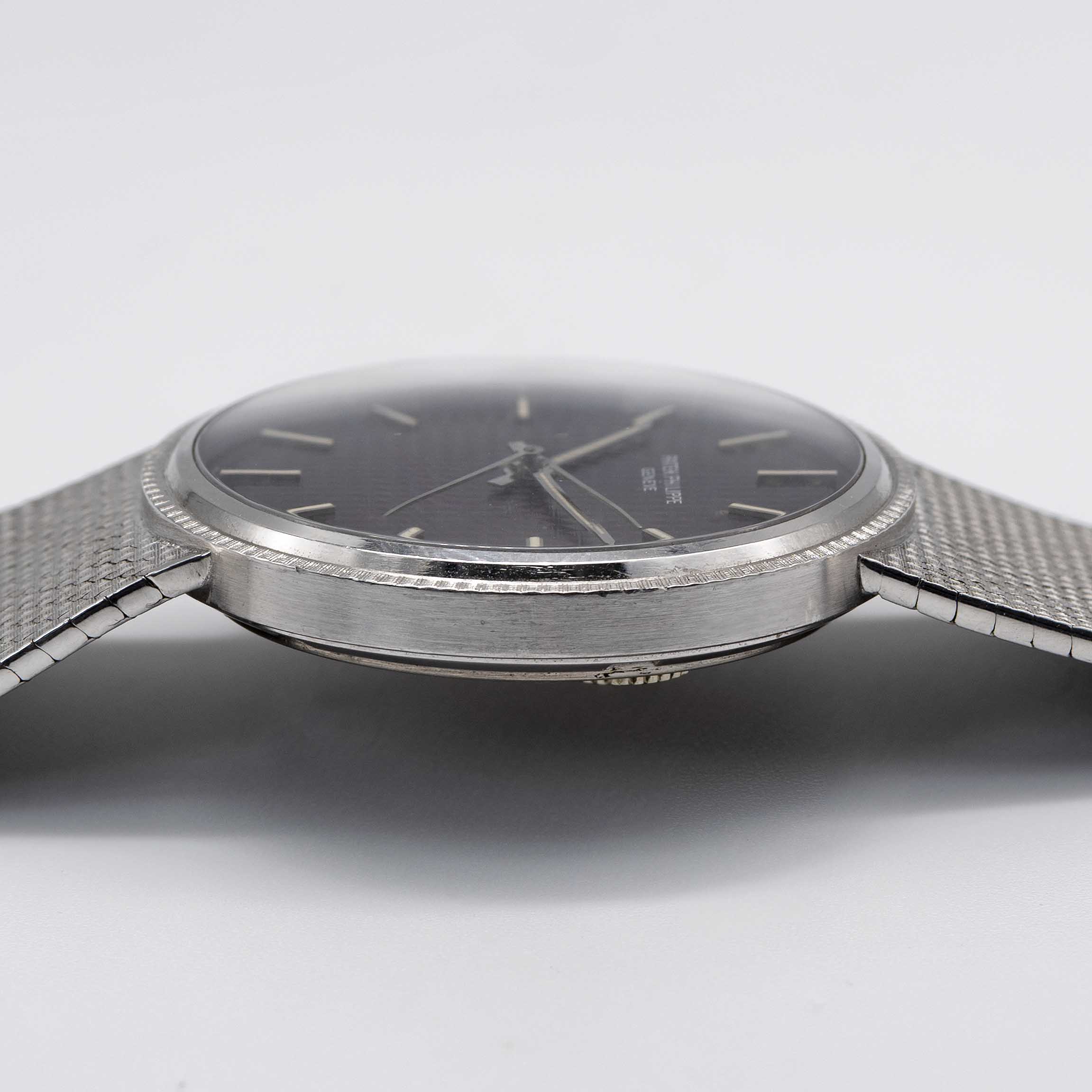 A RARE GENTLEMAN'S 18K SOLID WHITE GOLD PATEK PHILIPPE CALATRAVA BRACELET WATCH DATED 1980, REF. - Image 7 of 8