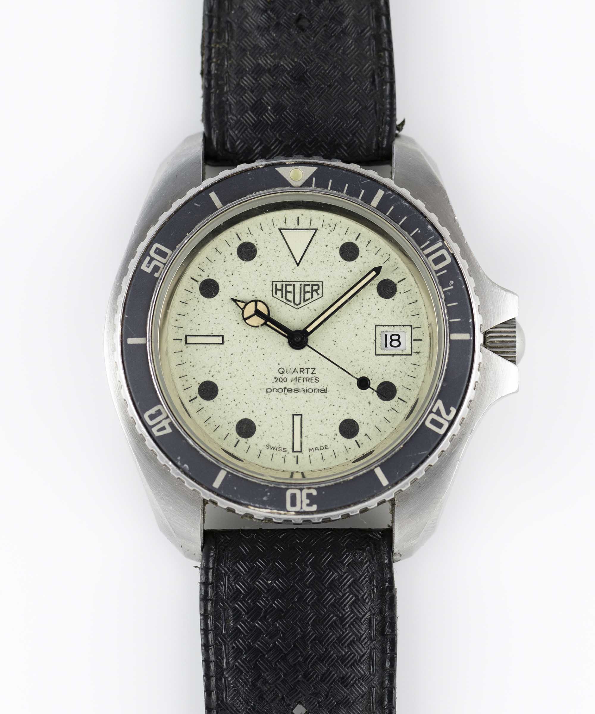 A GENTLEMAN'S STAINLESS STEEL HEUER PROFESSIONAL 200 METERS QUARTZ DIVERS WRIST WATCH CIRCA 1980s,