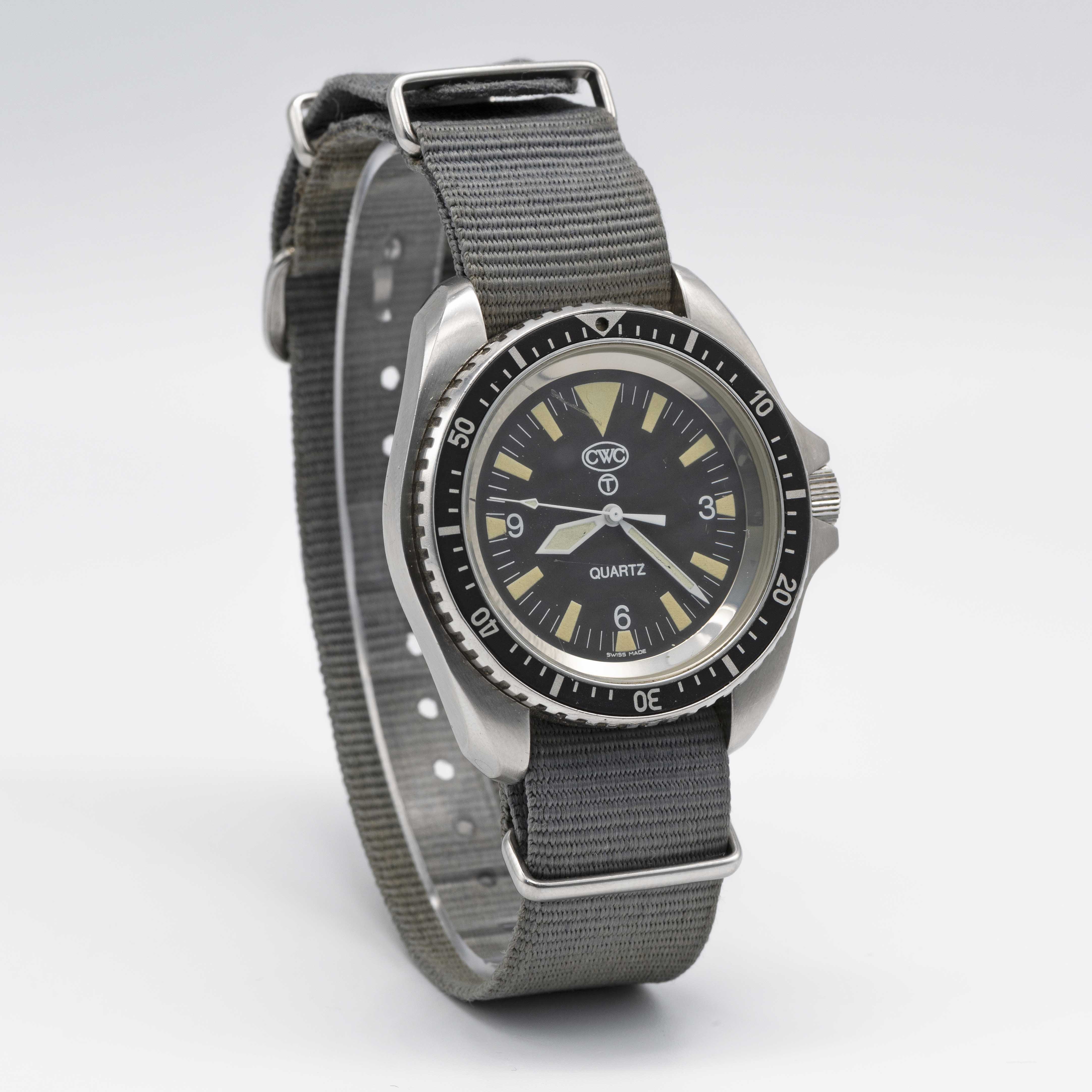 A GENTLEMAN'S STAINLESS STEEL BRITISH MILITARY ISSUED CWC QUARTZ ROYAL NAVY DIVERS WRIST WATCH DATED - Image 4 of 8