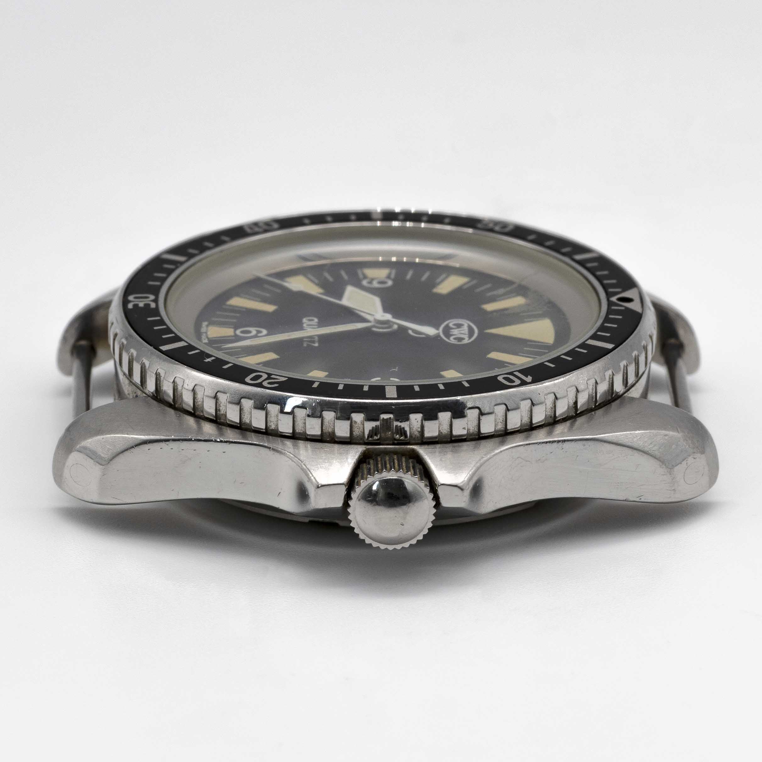 A GENTLEMAN'S STAINLESS STEEL BRITISH MILITARY ISSUED CWC QUARTZ ROYAL NAVY DIVERS WRIST WATCH DATED - Image 7 of 8