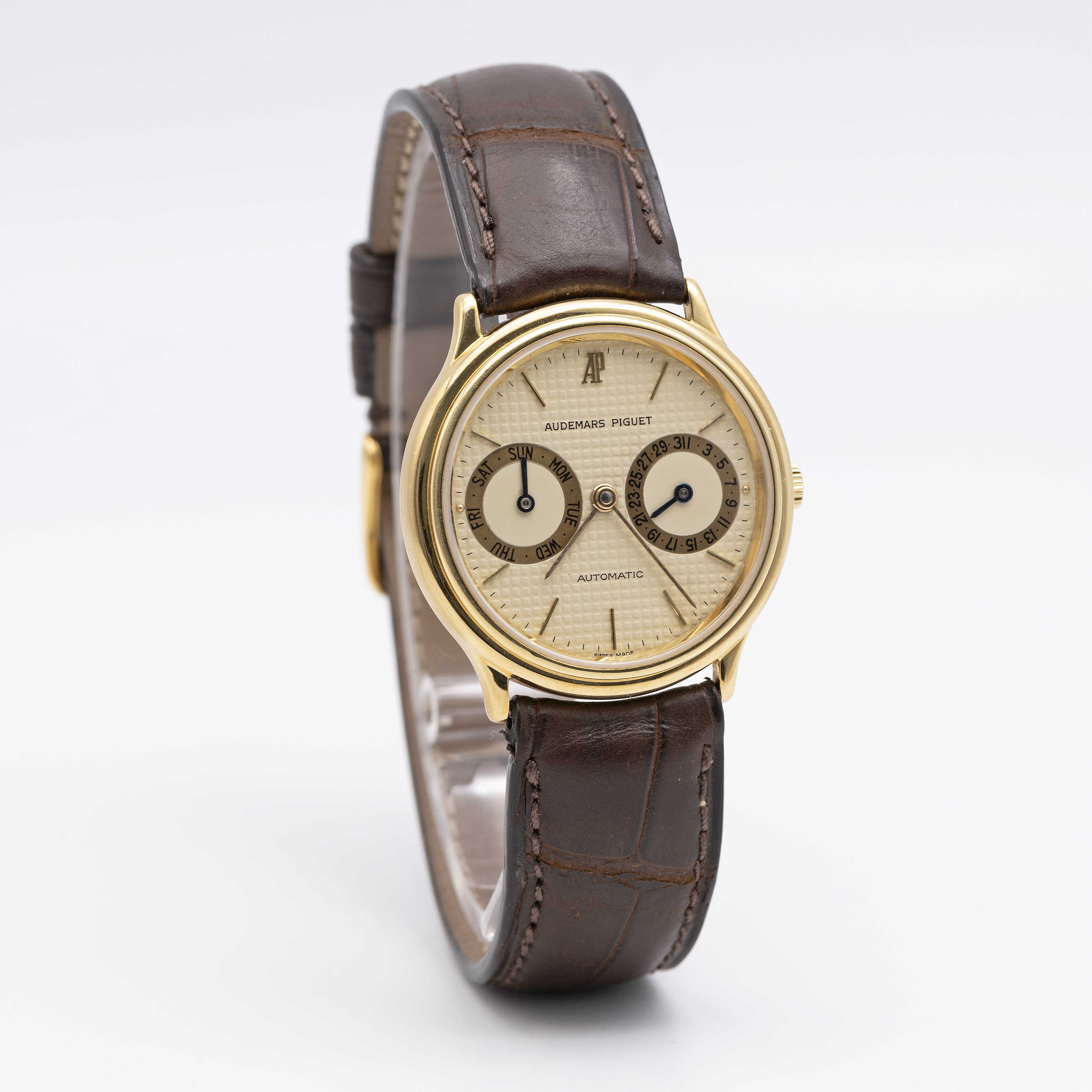 A GENTLEMAN'S 18K SOLID GOLD AUDEMARS PIGUET AUTOMATIC DAY DATE WRIST WATCH CIRCA 1990, WITH - Image 5 of 9