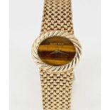 A LADIES 9CT SOLID GOLD BUECHE GIROD BRACELET WATCH DATED 1976, WITH TIGERS EYE STONE DIAL &