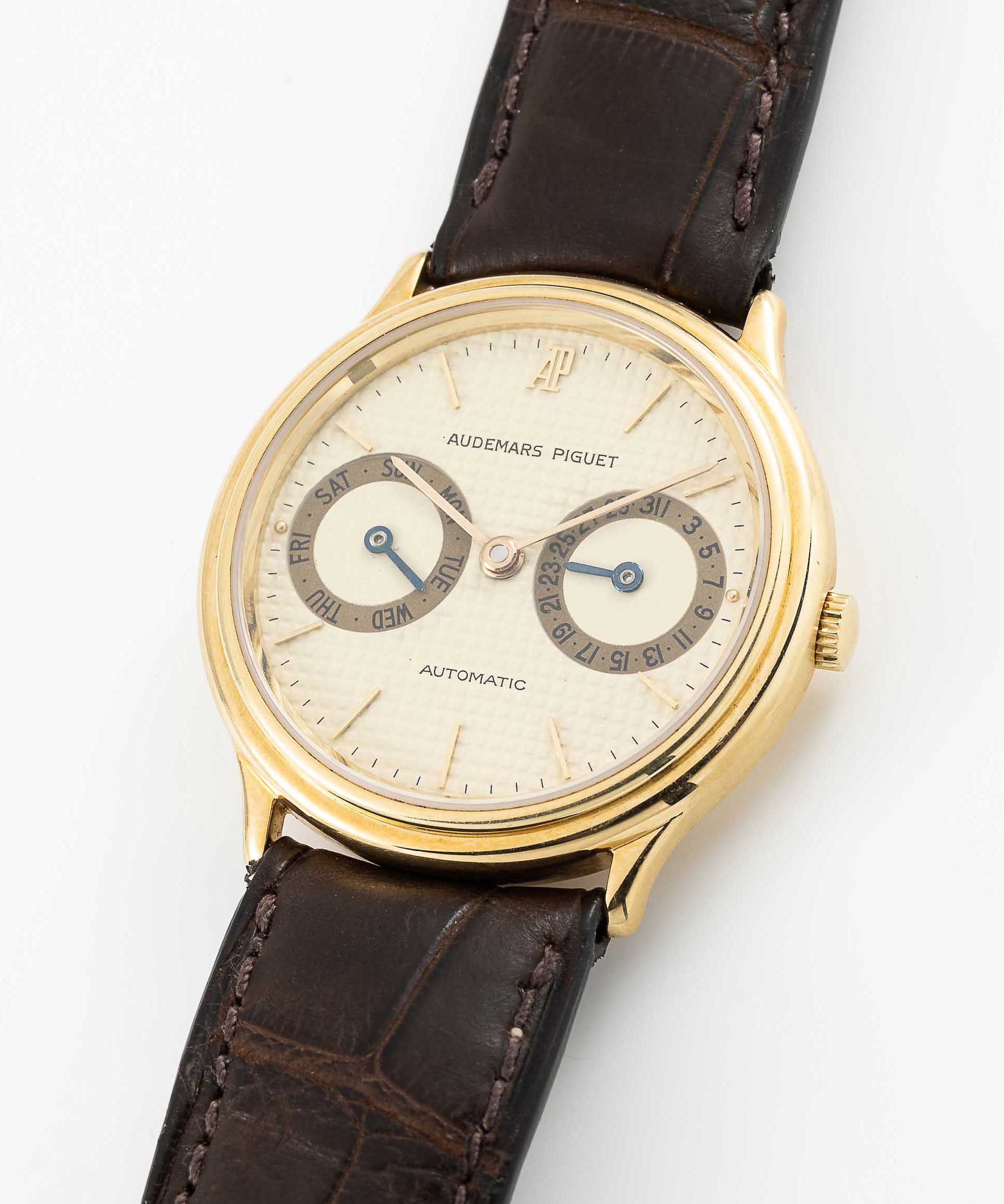 A GENTLEMAN'S 18K SOLID GOLD AUDEMARS PIGUET AUTOMATIC DAY DATE WRIST WATCH CIRCA 1990, WITH