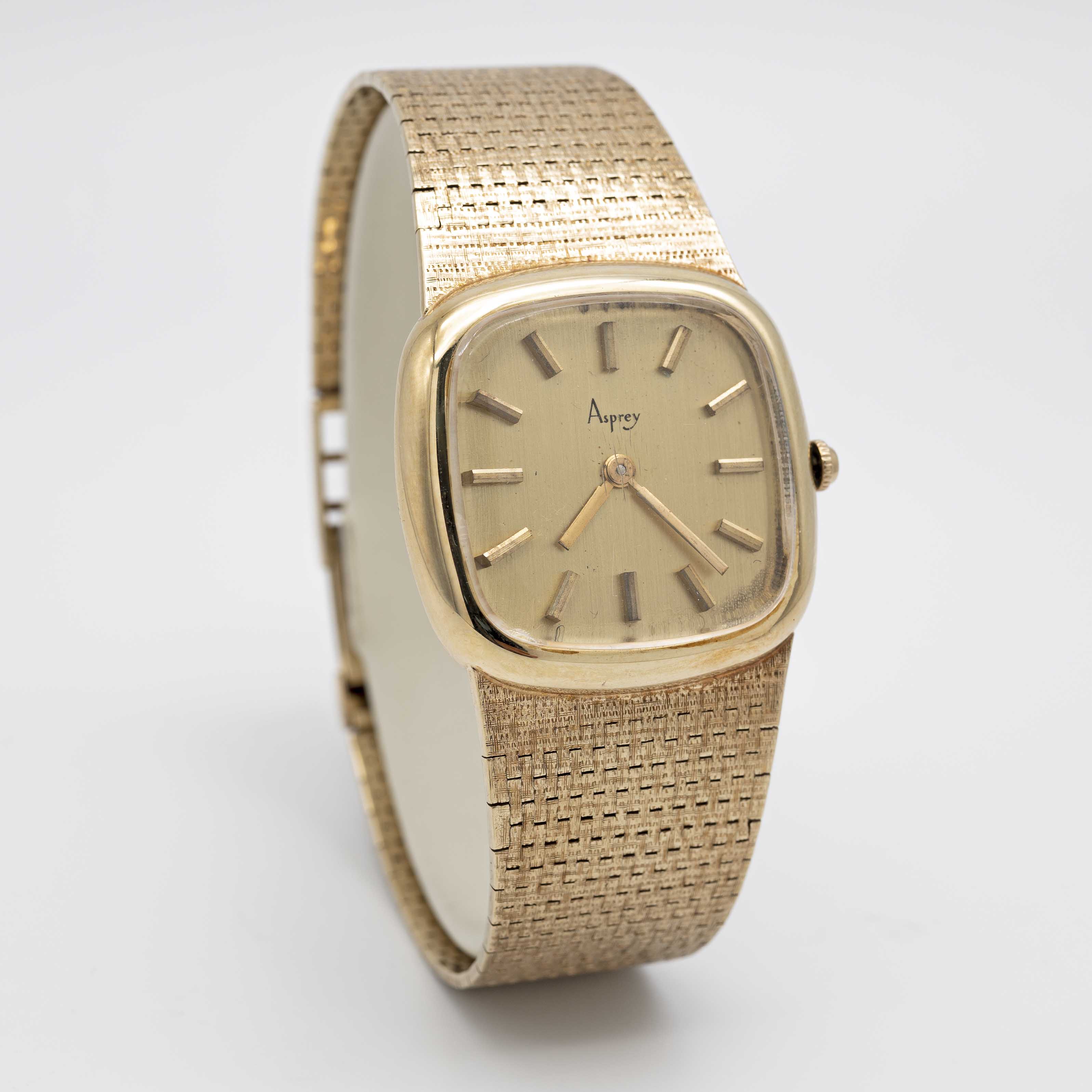 A GENTLEMAN'S 9CT SOLID GOLD ASPREY BRACELET WATCH CIRCA 1970s Movement: 17J, manual wind, cal. - Image 4 of 11