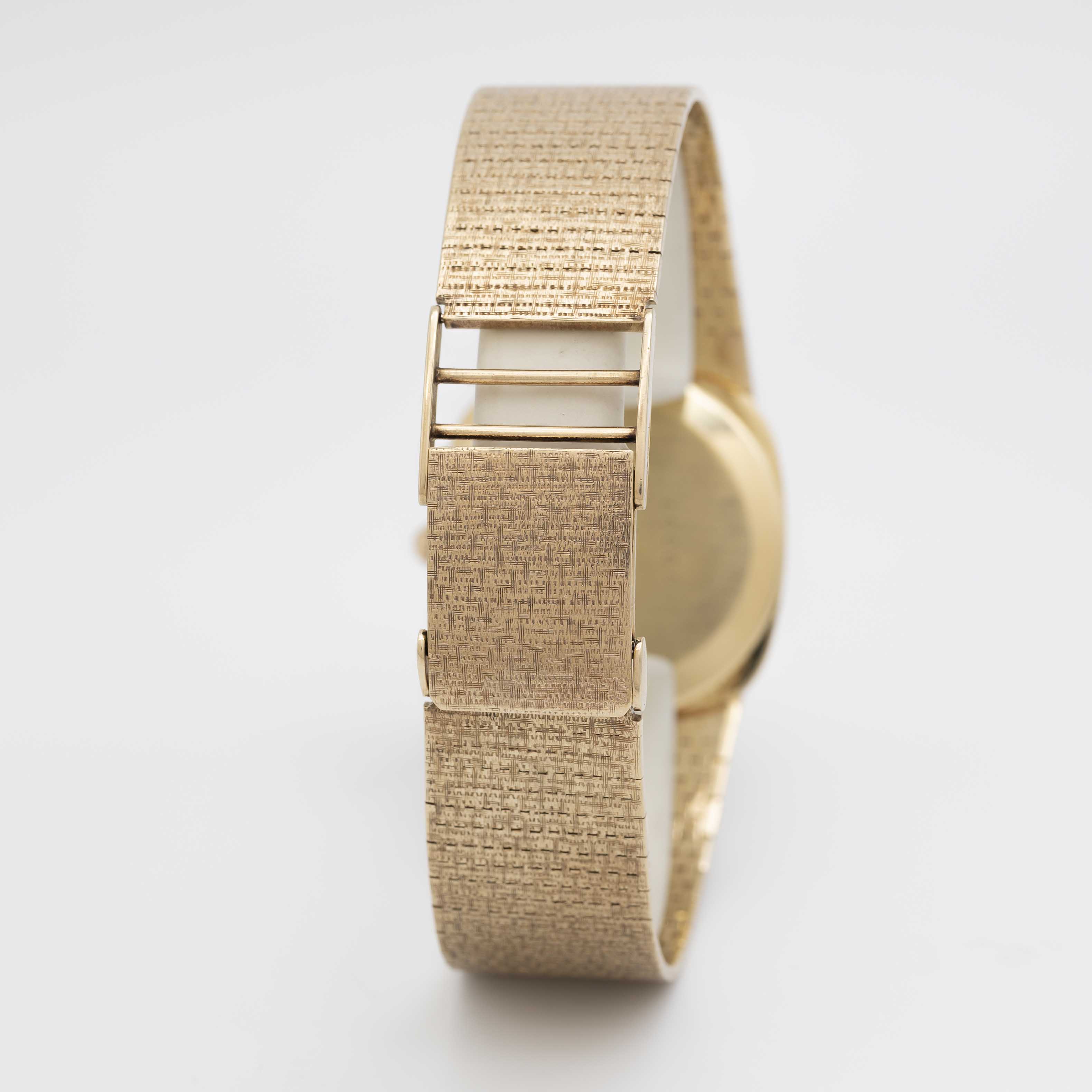 A GENTLEMAN'S 9CT SOLID GOLD ASPREY BRACELET WATCH CIRCA 1970s Movement: 17J, manual wind, cal. - Image 5 of 11