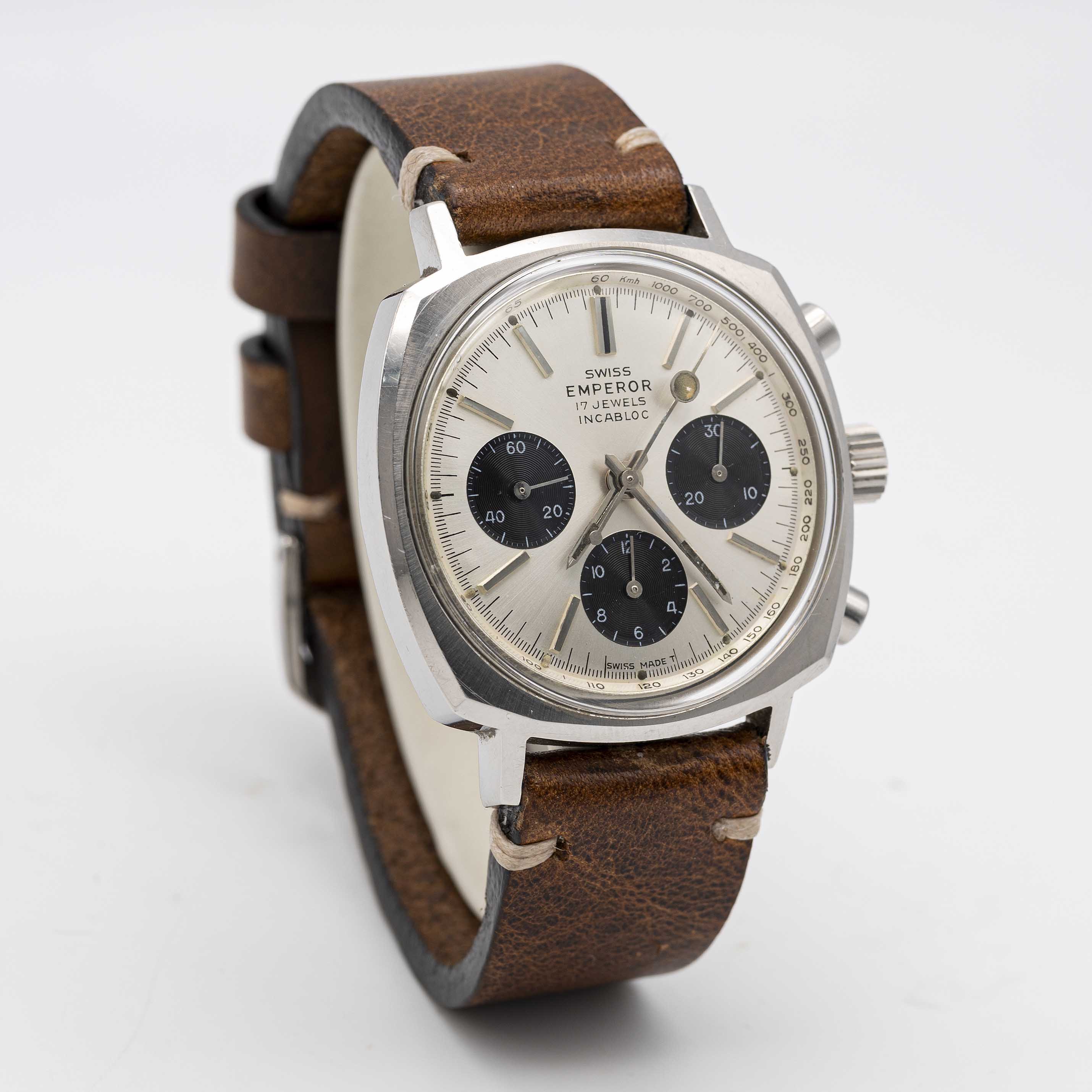 A GENTLEMAN'S STAINLESS STEEL SWISS EMPEROR CAMARO CHRONOGRAPH WRIST WATCH CIRCA 1970, WITH - Image 4 of 8