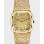 A GENTLEMAN'S 9CT SOLID GOLD ASPREY BRACELET WATCH CIRCA 1970s Movement: 17J, manual wind, cal.