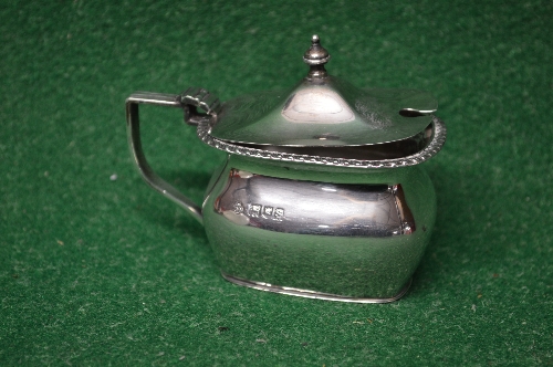 Silver mustard pot the lid having turned finial and a hoop handle,