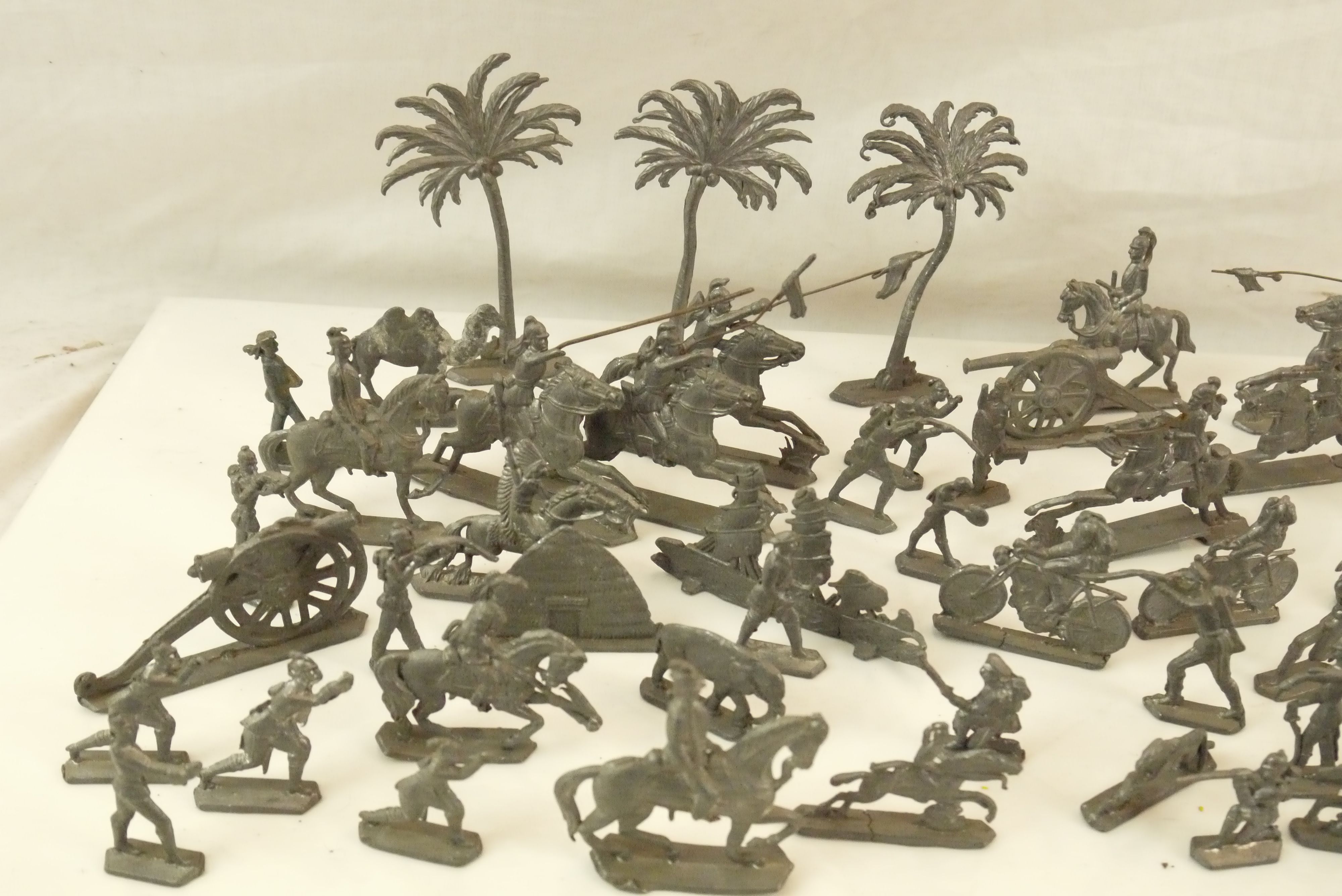 Collection of mid 20th C metal flats figures and accessories, various military subjects plus trees - Image 3 of 5