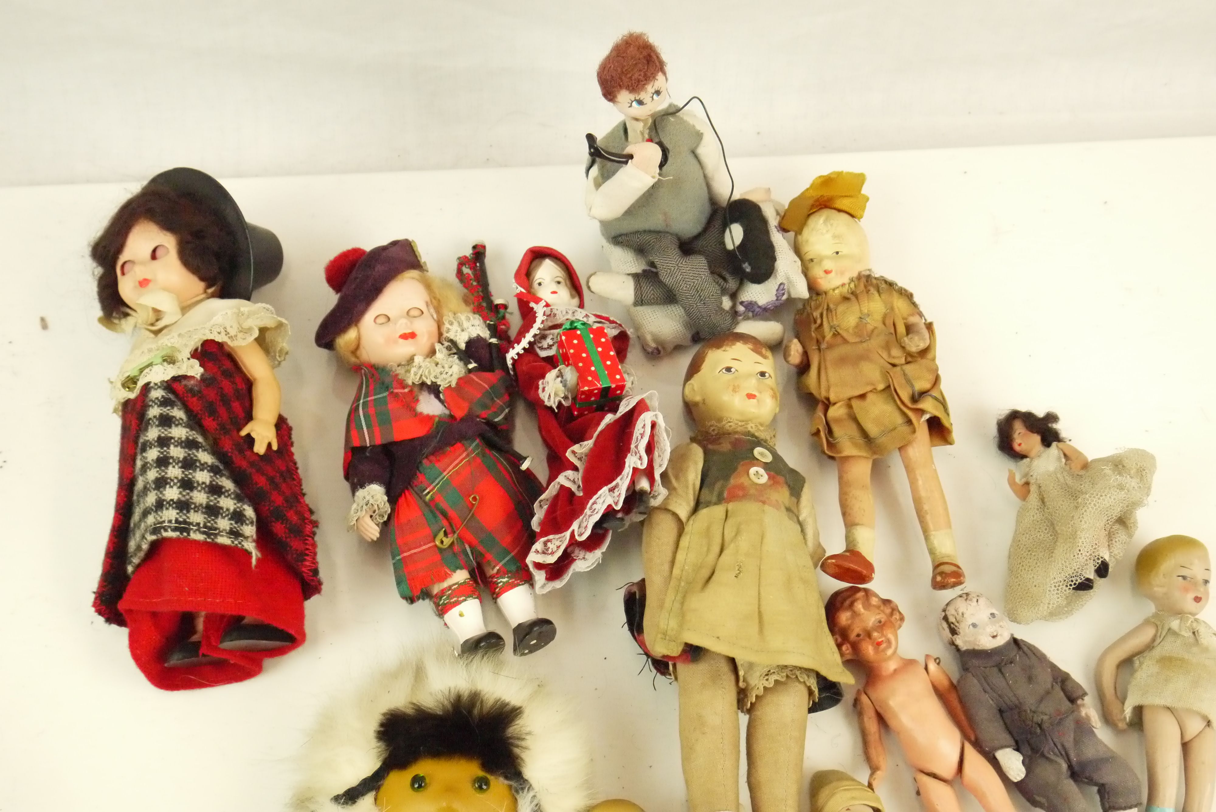 Quantity of small -mid sized vintage dolls featuring china, cloth, primitive, celluloid and - Image 7 of 7