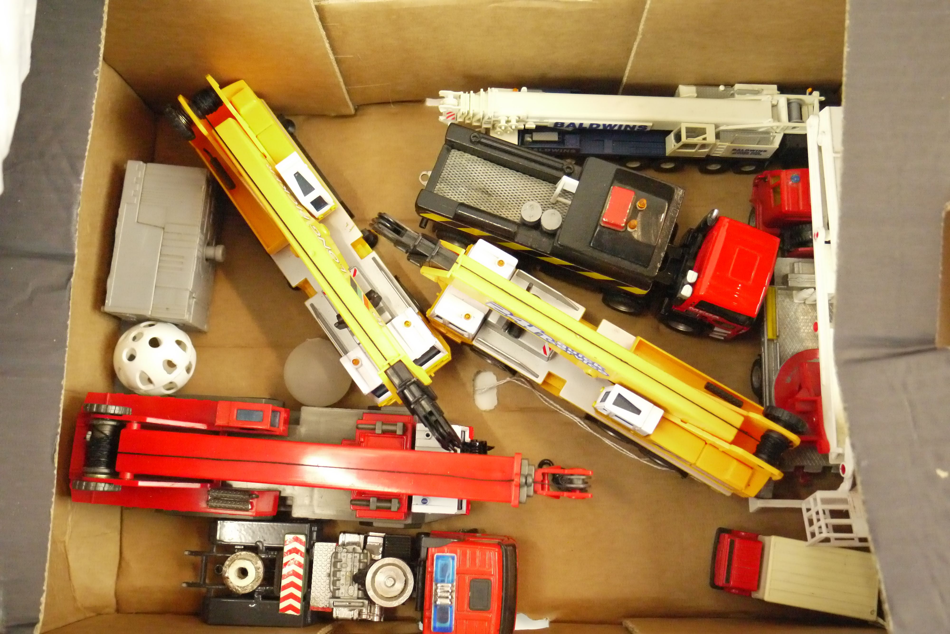 16 x Playworn diecast and plastic construction models to featuring Corgi, Dinky, etc, plus remote - Image 3 of 5