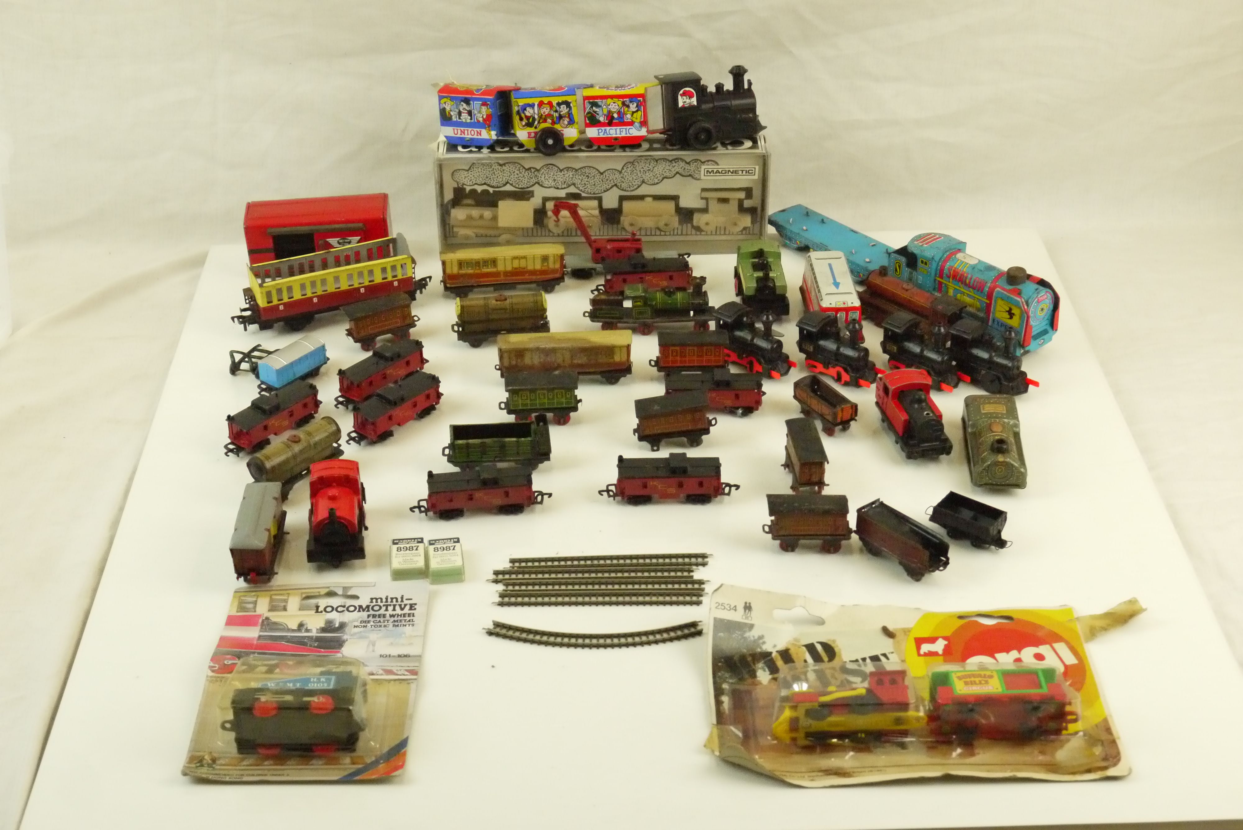 Collection of tin plate, diecast and plastic model railway items, mainly N gauge, featuring carded