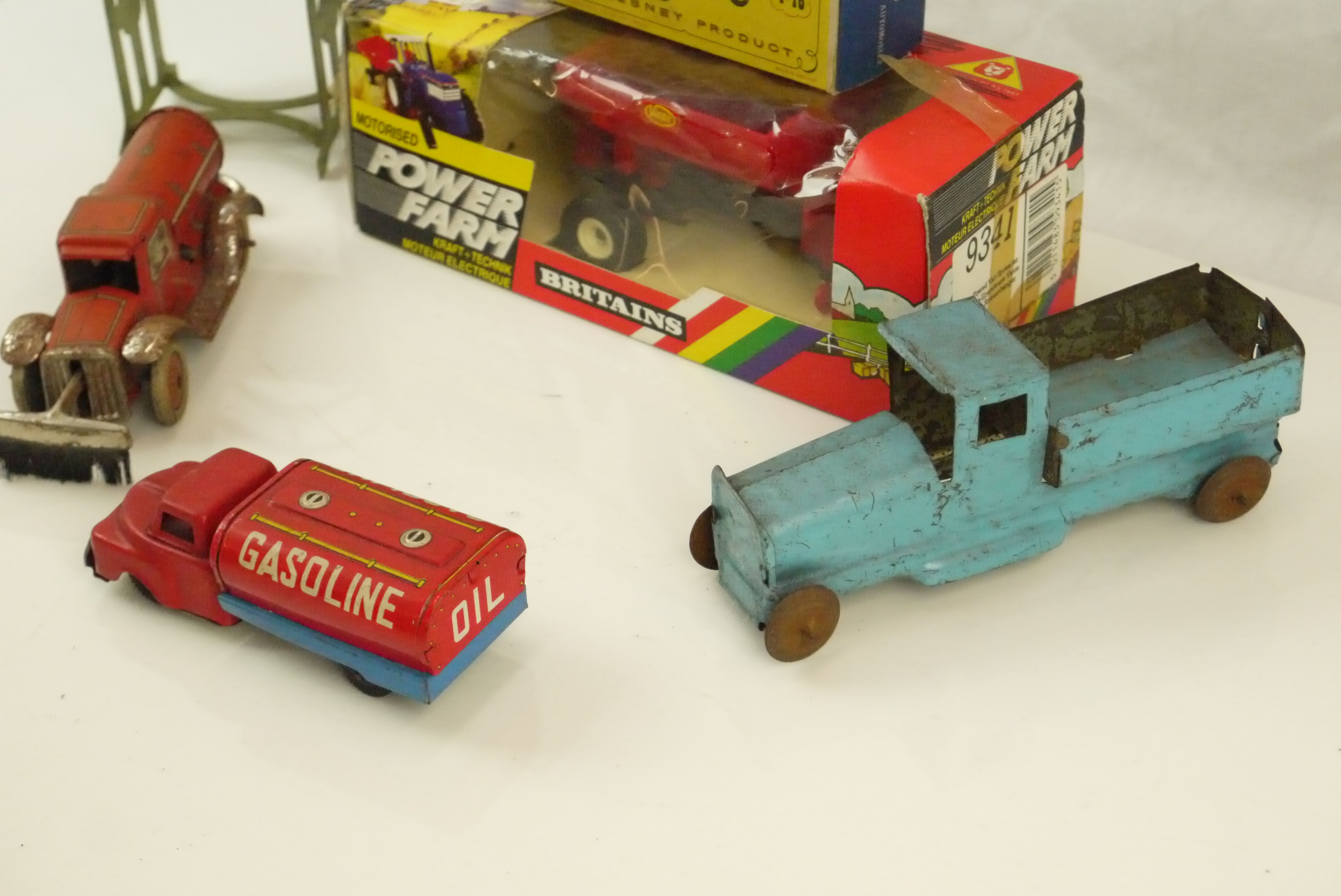 Group of mid 20th C tin plate models to include Haji (Japan) Gasoline Tanker, Gely (Germany)Brush - Image 3 of 5