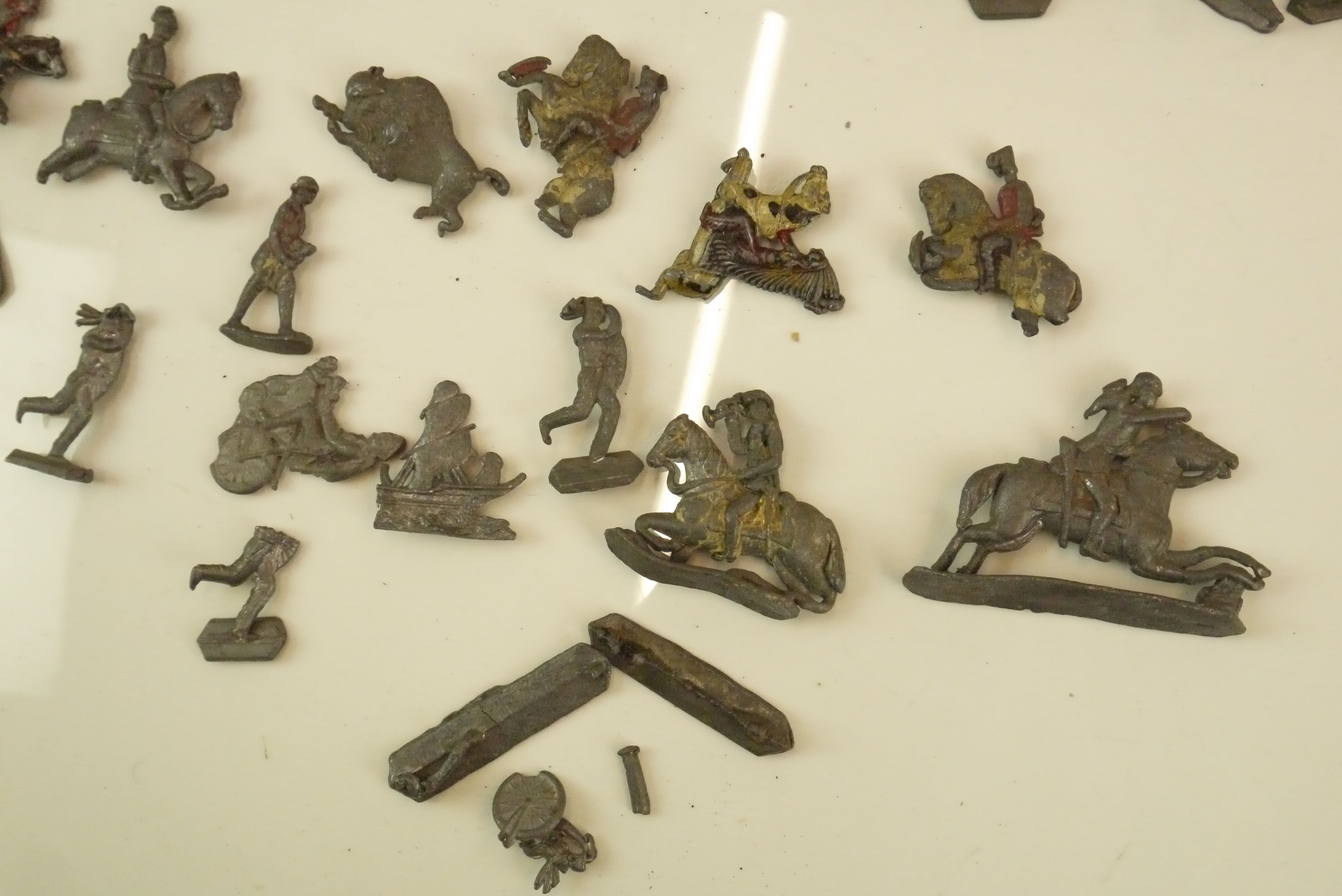 Collection of mid 20th C metal flats figures and accessories, various military subjects plus trees - Image 5 of 5