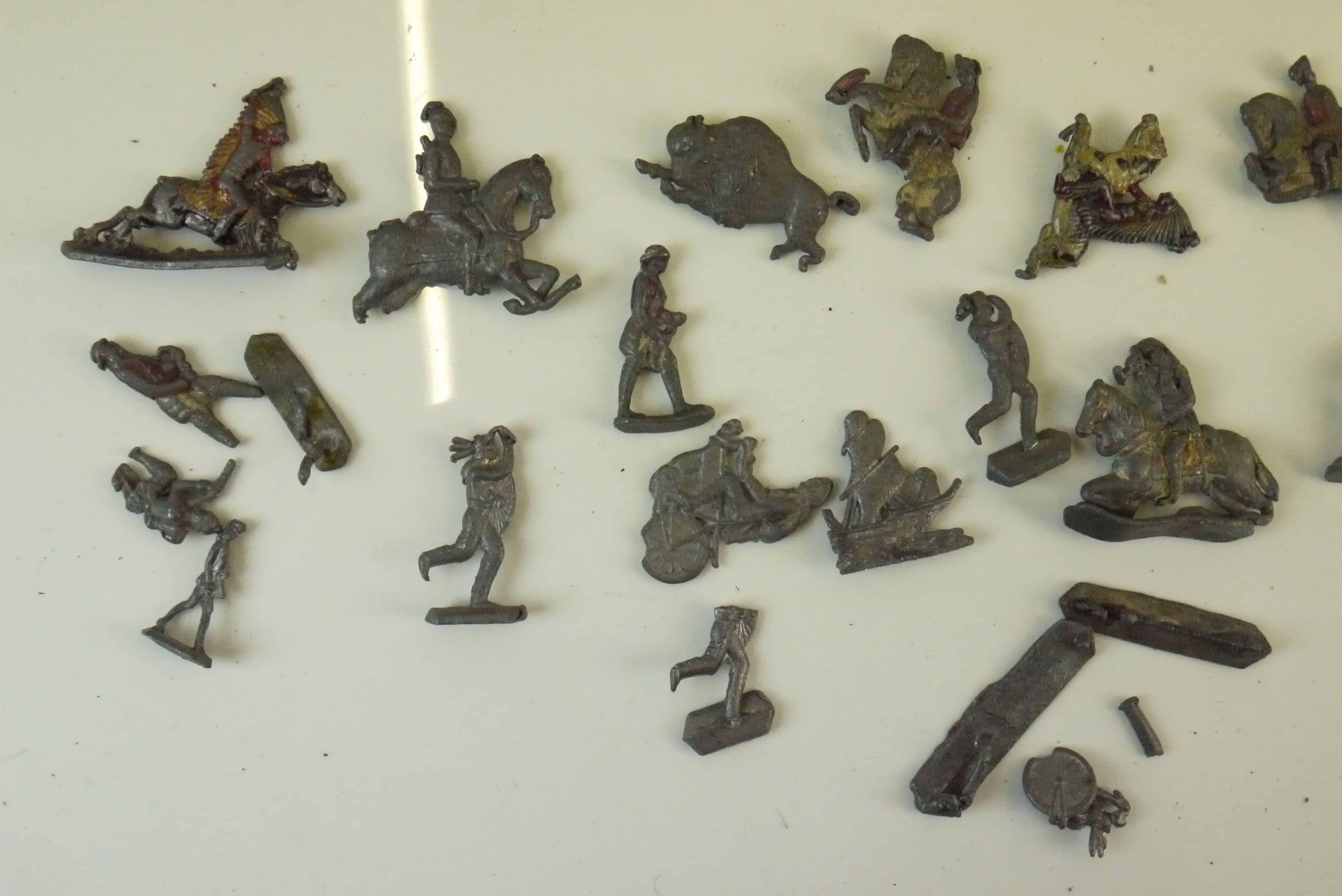 Collection of mid 20th C metal flats figures and accessories, various military subjects plus trees - Image 4 of 5