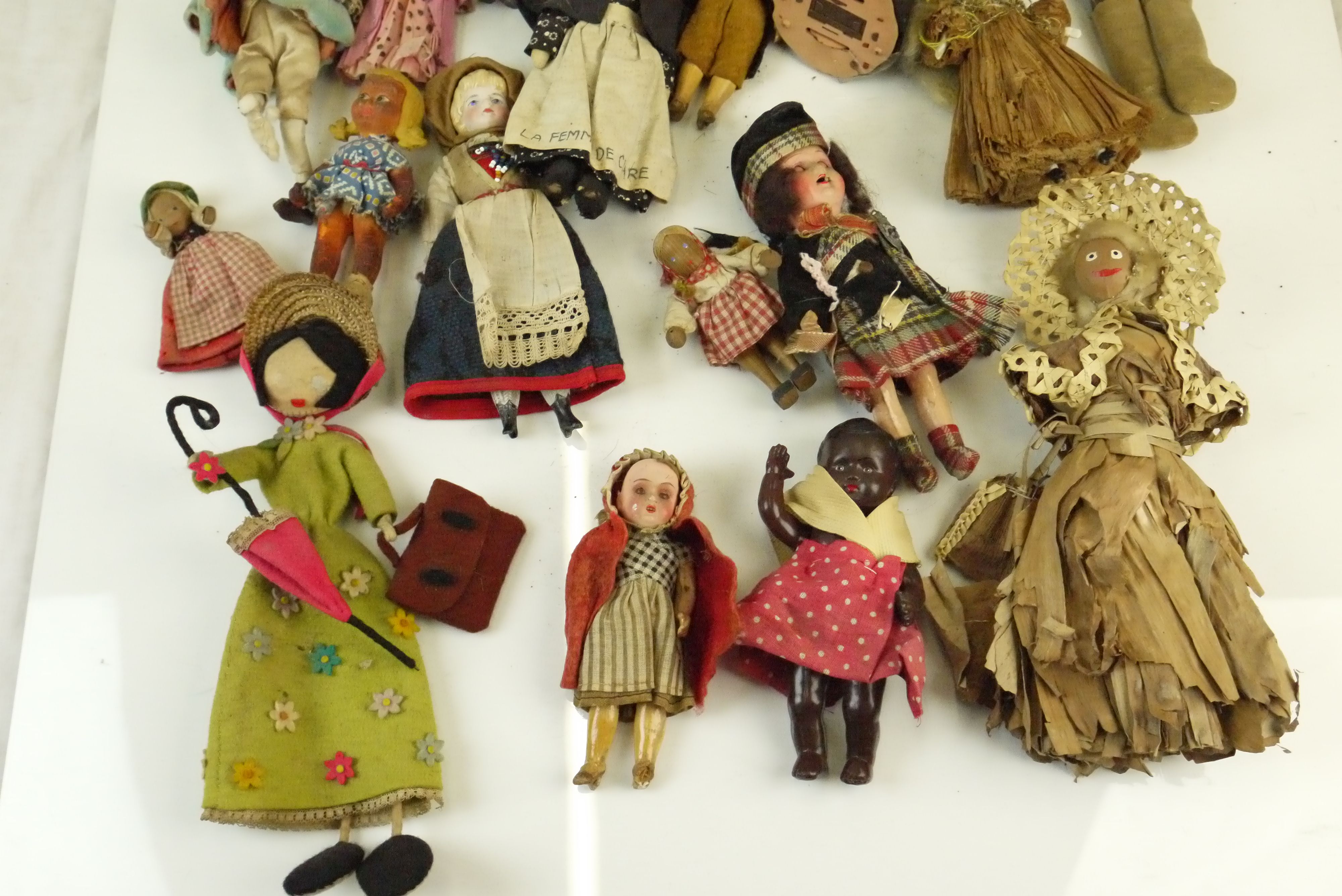 Quantity of small -mid sized vintage dolls featuring china, cloth, primitive, celluloid and - Image 4 of 7