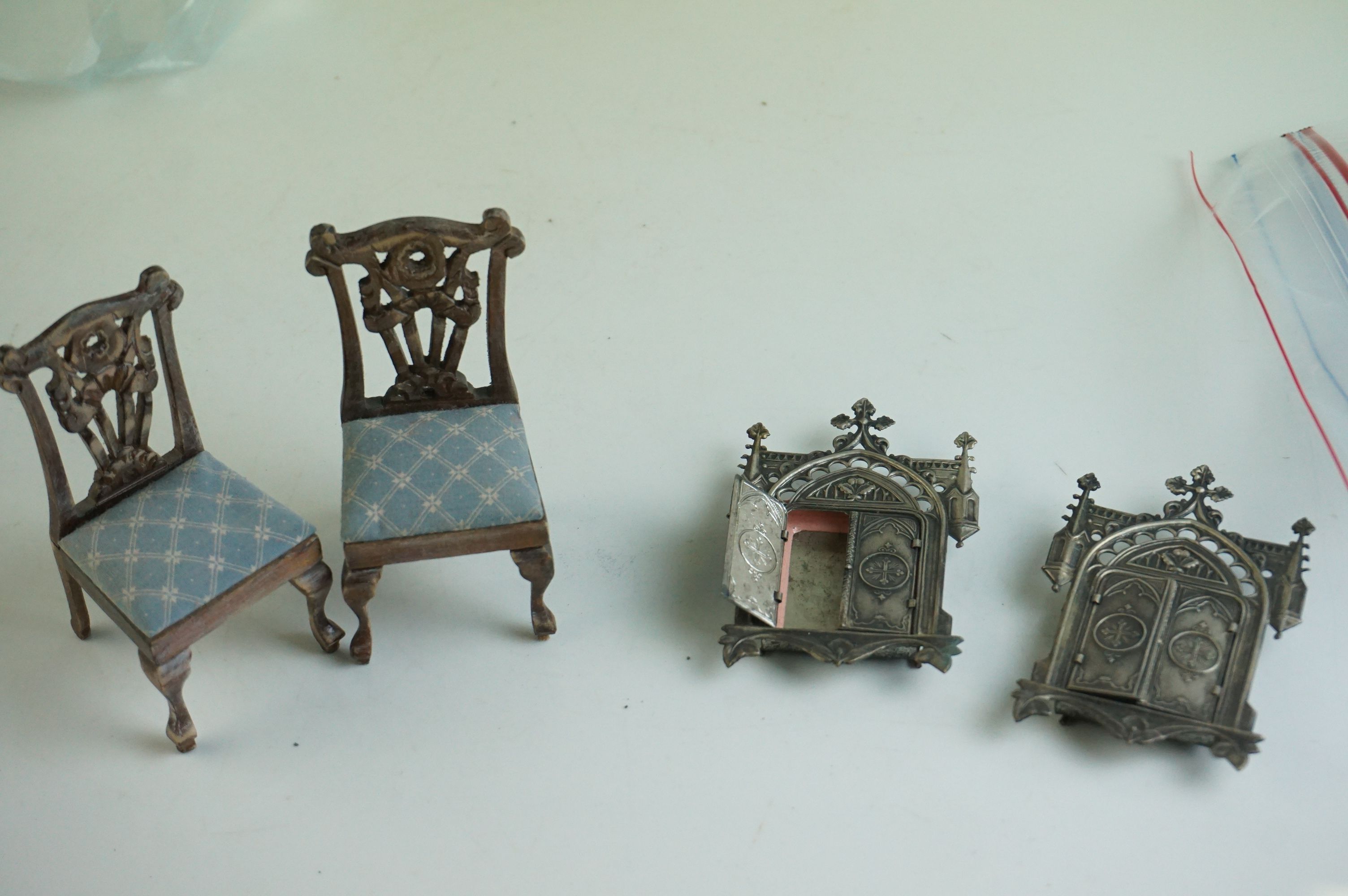 Large collection of 20th C dolls house furniture in good condition, features various small - Image 15 of 59