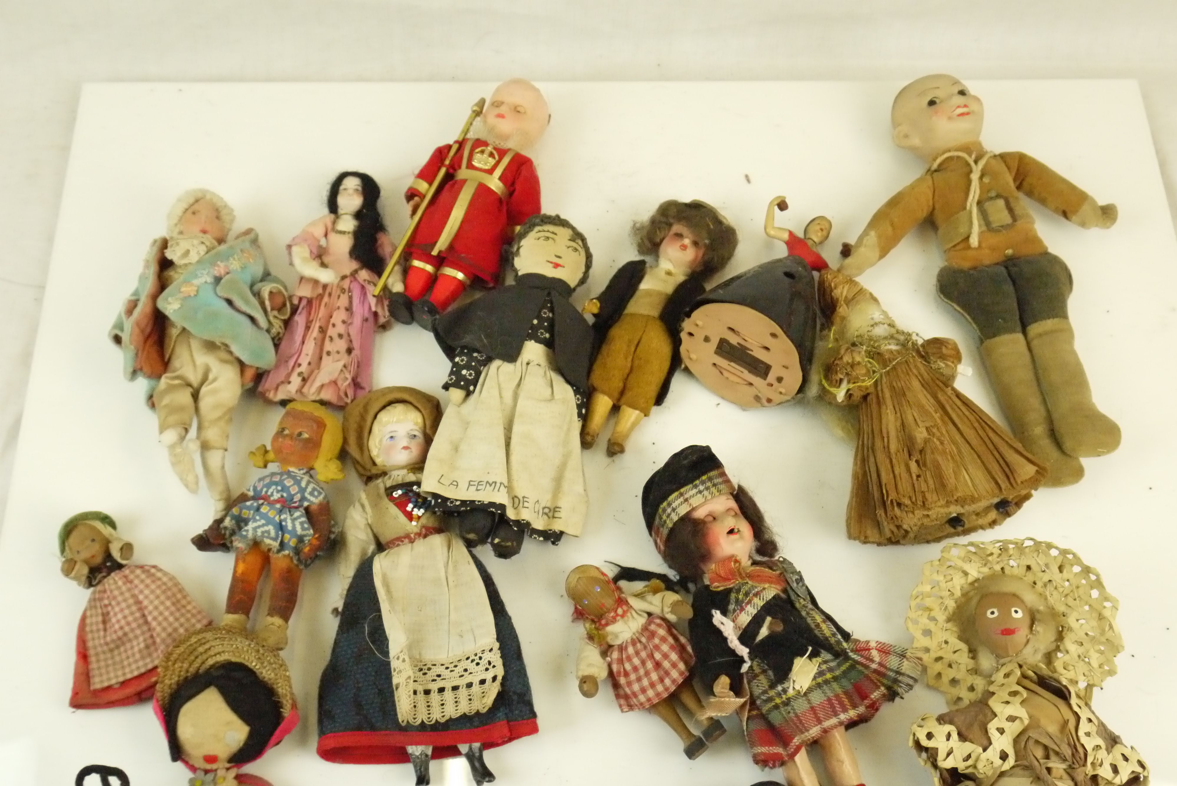 Quantity of small -mid sized vintage dolls featuring china, cloth, primitive, celluloid and - Image 3 of 7