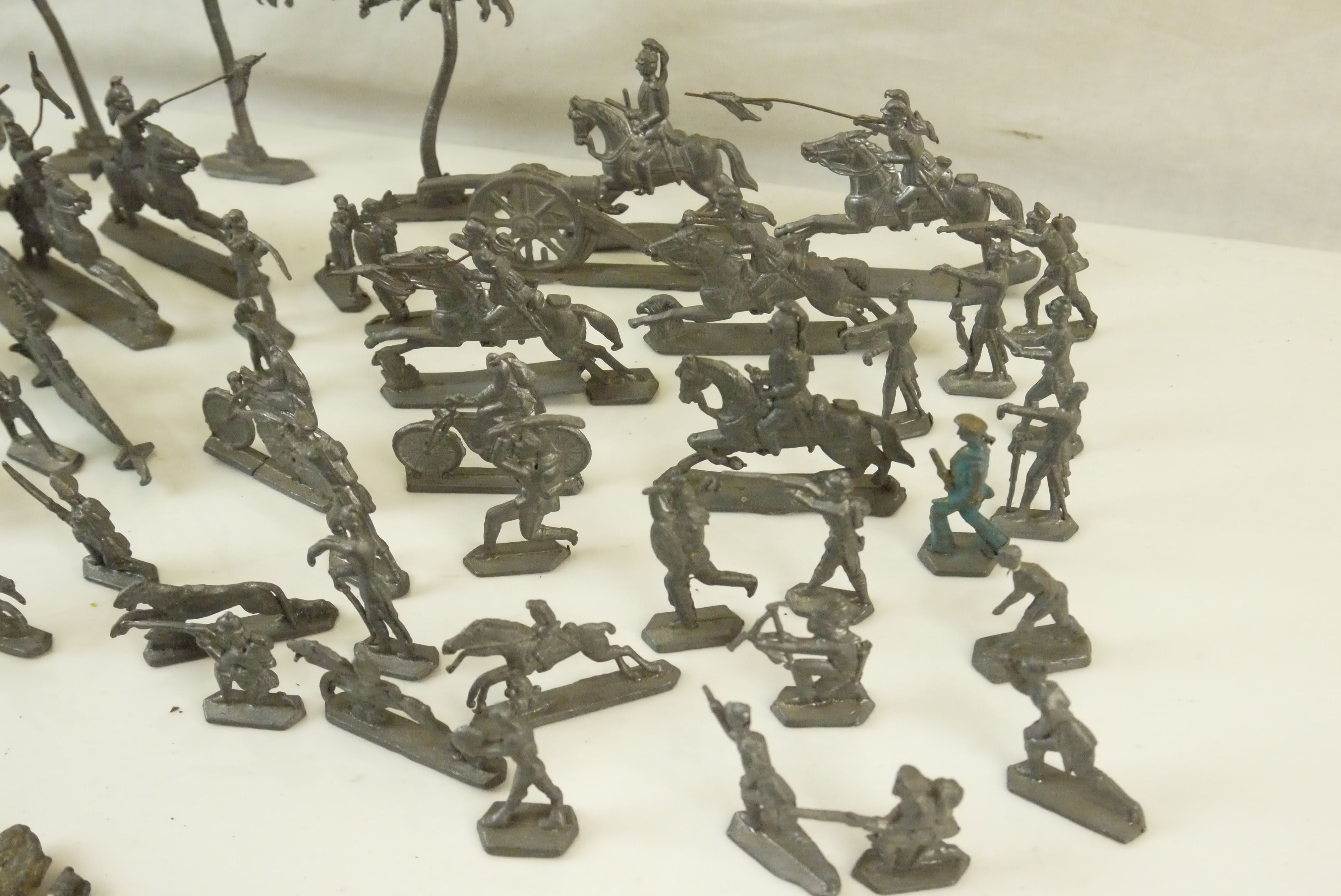 Collection of mid 20th C metal flats figures and accessories, various military subjects plus trees - Image 2 of 5